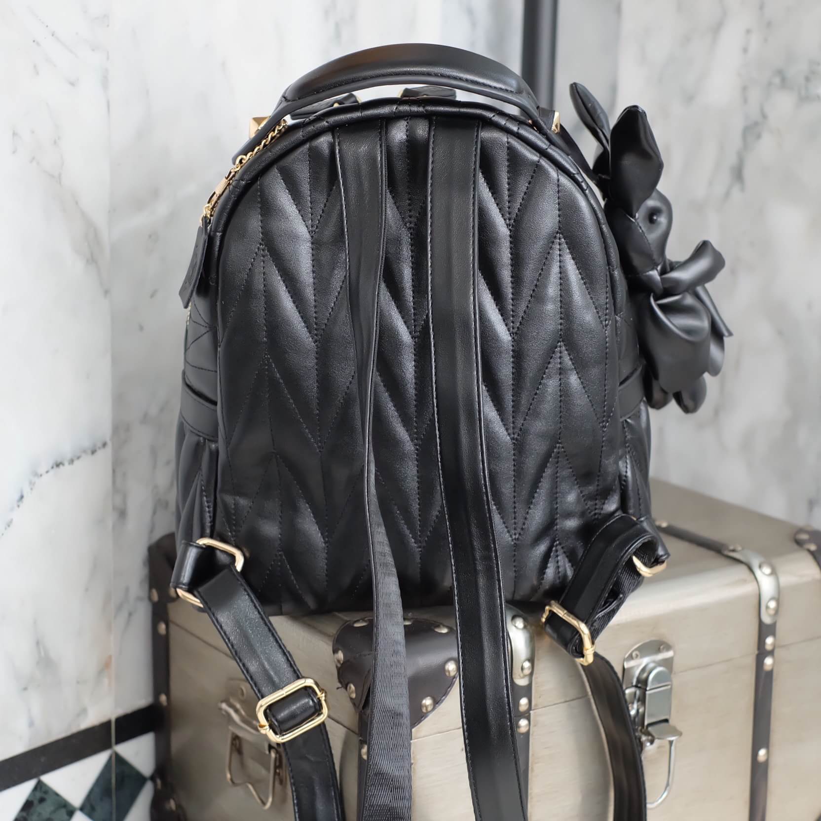 รุ่นใหม่ล่าสุดเลย ห้ามพลาดน๊า !!! งานหนังแท้ ทางร้านได้ รุ่นสุด Chic ทรง mini mini น่ารักๆ จากแบรนด์ KEEP มาฝากคะ (( สี classy black )) =>> กระเป๋า หนังแท้เนื้อดี ลายหนังชัด ทนทานคะ น้ำหนักเบา ดีไซด์ ทันสมัย เข้าได้กับทุกชุด =>> อะไหล่ทองตัดกั