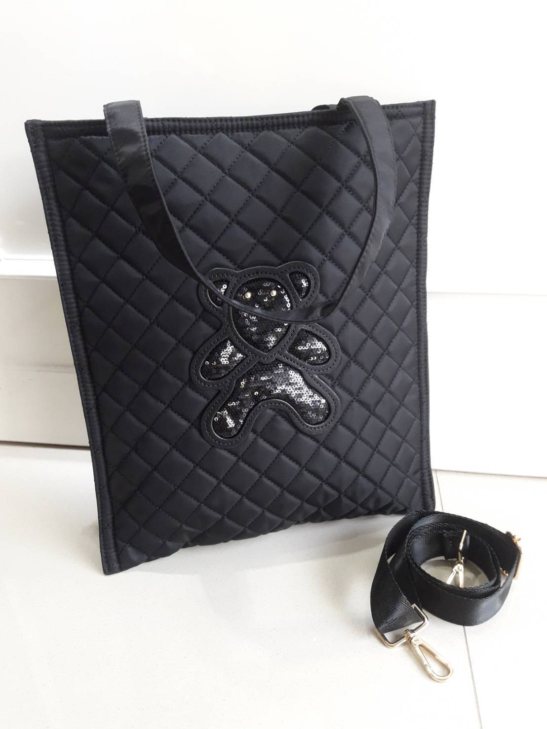 งานขายดีคะ ♡♡ กระเป๋าสะพาย/ทรง TOTE Bag จากแบรนด์ PRADA ตัวกระเป๋าเป็น nylon ทั้งใบ เป็นลายตารางขวางทั้งสองฝั่ง มีสายยาวสะพายได้ ด้านหน้าเป็นลายหมี ปักกลิ้ตเตอร์ อะไหล่ทองหรูมาก จุของคุ้ม ใส่หนังสือ หรือ MacBook ใส่Ipad tablet ได้หมดระ สวยคุ