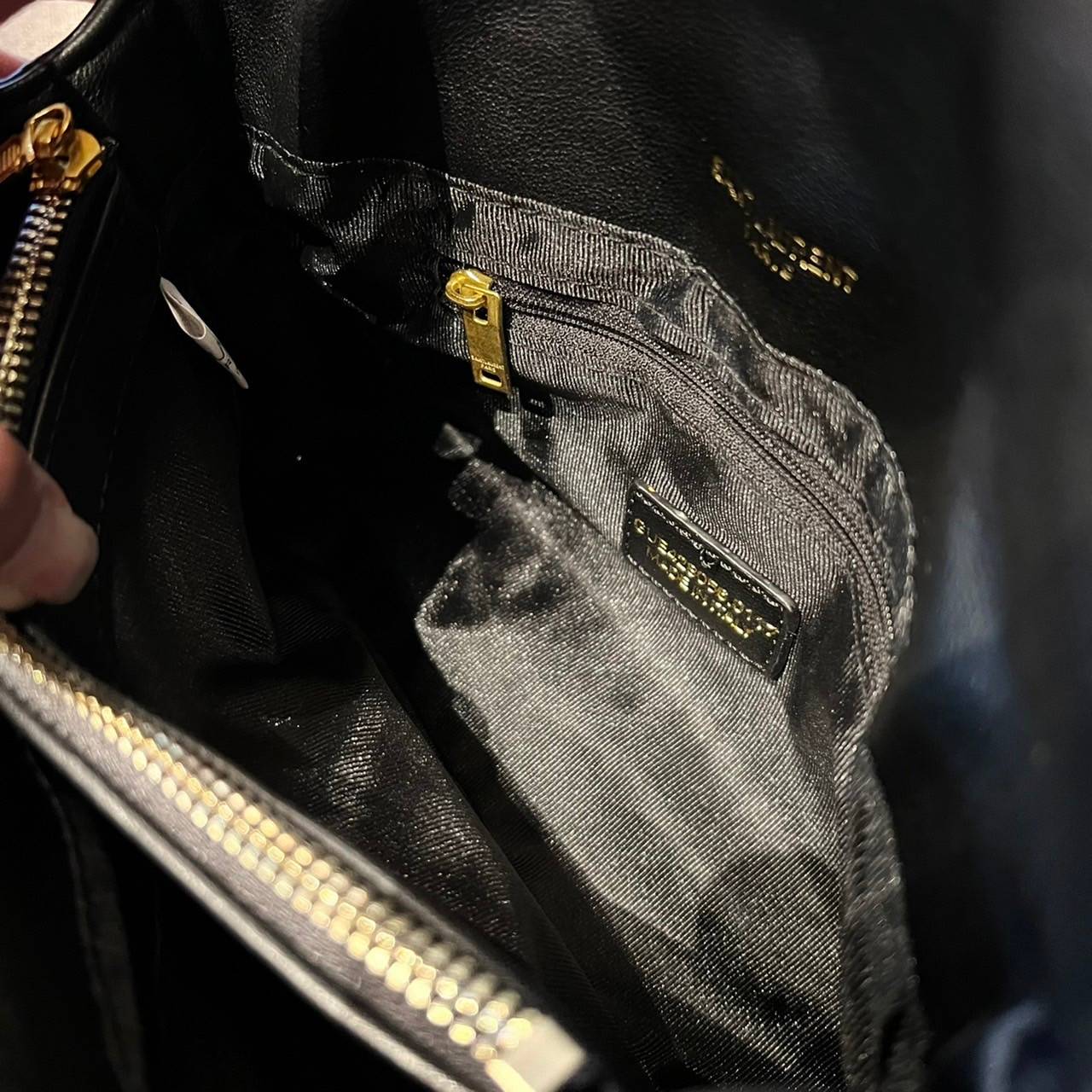 Yves Saint laurent crossbody boutique vip bag กระเป๋าสะพายไหล่ ดีไซน์ทรงสวยหรู พิเศษ แถมฟรี พวงกุญแจห้อยอะไหล่สีทอง ดูแพงไปหมดจริงๆไอเท็มนี้ วัสดุหนังสังเคราะห์ เปิด-ปิดด้วยกระดุมแม่เหล็ก ภายในโล่งกว้าง มาพร้อมหูจับในตัว และสายสะพายครอสบอดี้ที่สามารถถอดออ