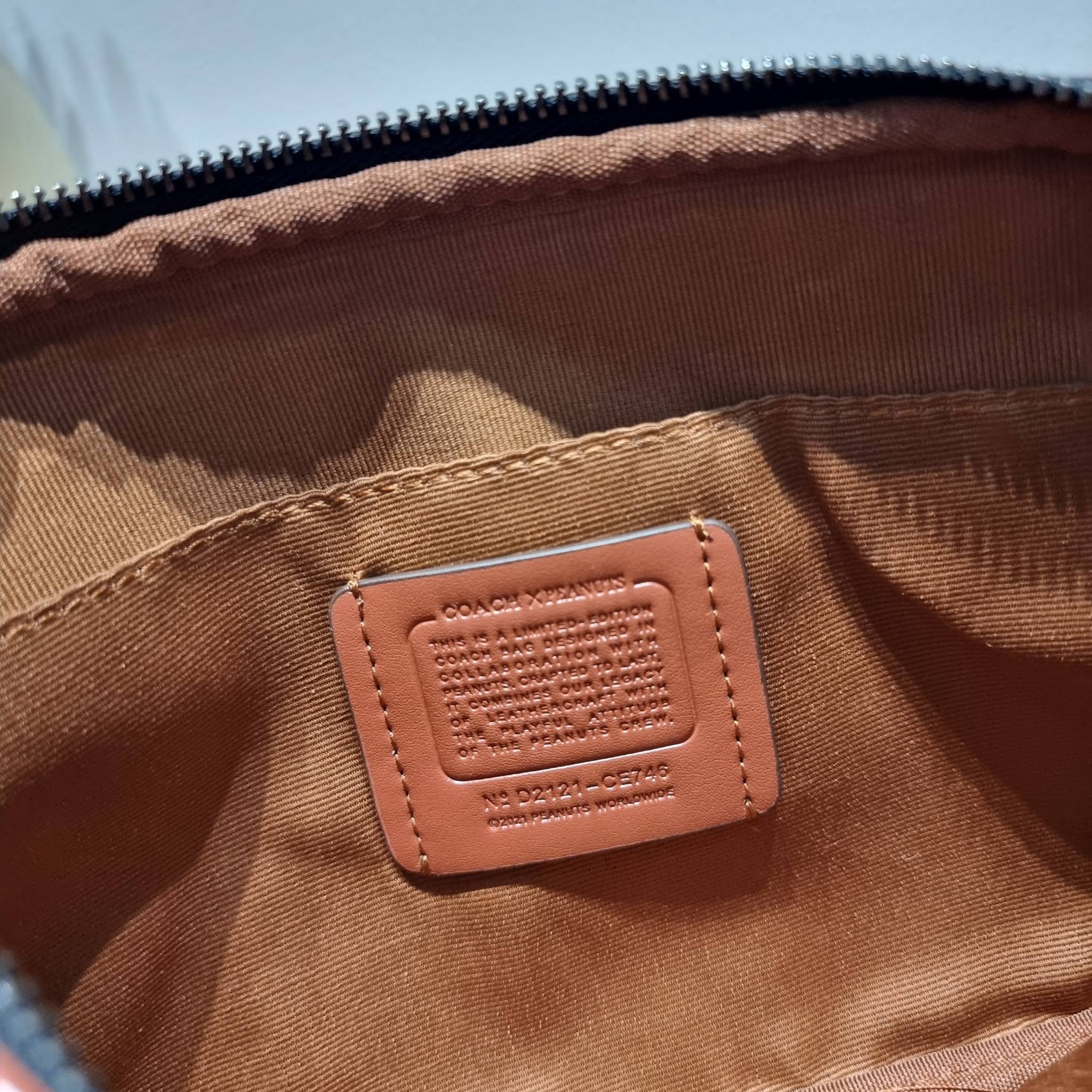 Coach X Peanuts Graham Crossbody In Signature Canvas With Patches CE746 กระเป๋าครอสบอดี้ทรงยอดฮิต กับคอลเลคชั่นใหม่ เฉลิมฉลองเทศกาลคริสต์มาส รุ่นนี้สามารถใช้ยูนิเซ็กส์ สาวๆหนุ่มๆได้หมด น่ารักน่าใช้เกิน!! รูปทรงดีไซน์คลาสสิค สีสันโดดเด่นสดใส ใช้งานสะดวก วั