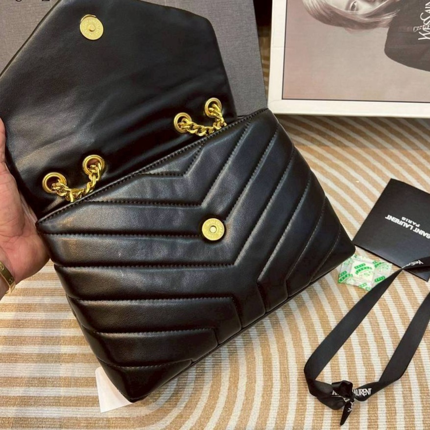YSL LOULOU Mini Bag กระเป๋าสะพายทรงสวยสุดหรูทรงสวยคลาสสิก รุ่นขายดี ใช้ได้บ่อยไม่มีเบื่อ ดีไซน์เรียบหรู ออกแบบมาให้ใช้งานได้สะดวกด้วยกระดุมแม่เหล็ก
