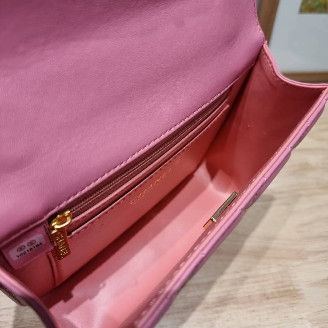 Chanel flap bag with chain กระเป๋าสะพายสุดหรู สวยดูแพง รูปทรงคลาสสิค ขนาดกำลังพอเหมาะ สายสะพายโซ่ในตัว น้ำหนักเบา