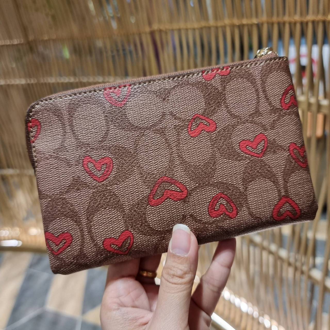 COACH 2972 CORNER ZIP WRISTLET IN SIGNATURE CANVAS WITH BUTTERFLY PRINT มาแล้วจ้า ไอเท็มสุดปัง!! ฮิตไม่เลิก!! พร้อมลวดลายสุดคิ้วท์ น่ารักน่าใช้ขึ้นไปอีก กระเป๋าคล้องมือ ขนาดเหมาะพกพา วัสดุหนังแคนวาส ภายในเป็นช่องโล่ง ใส่ธนบัตร หรือใส่บัตร ใส่เหรียญ ได้หมด