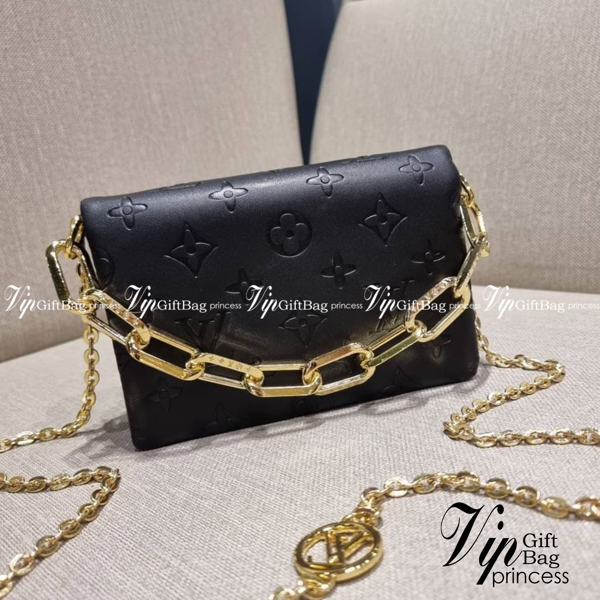 VIP 🥂 LV POCHETTE COUSSIN กระเป๋าสะพายกึ่งคลัชท์ ไซส์มินิ น่ารักมากๆ สุดหรูด้วยวัสดุหนังแกะปั๊มลายสวยคม ฟูนุ่ม สัมผัสดี มาพร้อมสายโซ่ใหญ่ในตัว ดูแพง!! และสายโซ่เล็กสะพายข้างได้กำลังสวย เปิด-ปิดด้วยกระดุมแม่เหล็ก ภานในเป็นช่องโล่ง แบ่งสัดส่วน ใส่ขอ