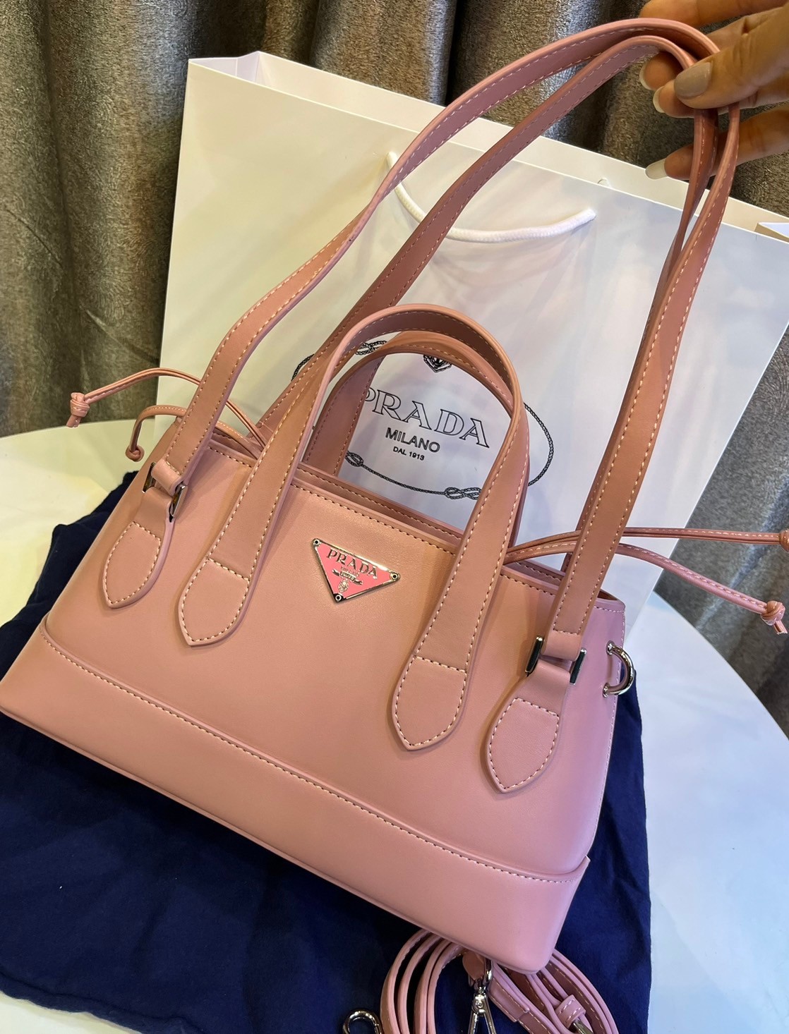 Prada Double 2 way leather handbag / PRADA LEATHER HANDBAG พร้อมส่งที่ไทย กระเป๋าถือหูจับในตัว 2 เส้น พร้อมสายสะพายยาว รูปทรงคลาสสิคใช้งานง่าย มีกิมมิกที่ภายในมีหูรูดน่ารักสุดๆ