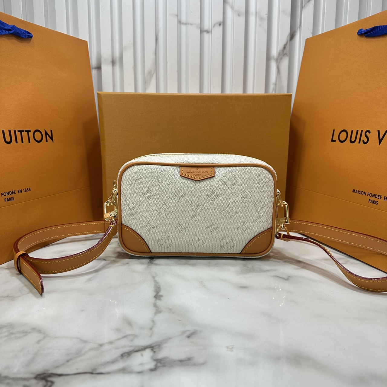 ORI หนังแท้ | LV Trocadéro Wearable Wallet Monogram Canvas 20cm กระเป๋าสะพายทรงแมสเซ็นเจอร์ดีไซน์ใช้เป็นกระเป๋าสตางค์ได้ ขนาดกำลังสวยกะทัดรัด คลาสสิคหรูหราคล่องตัว