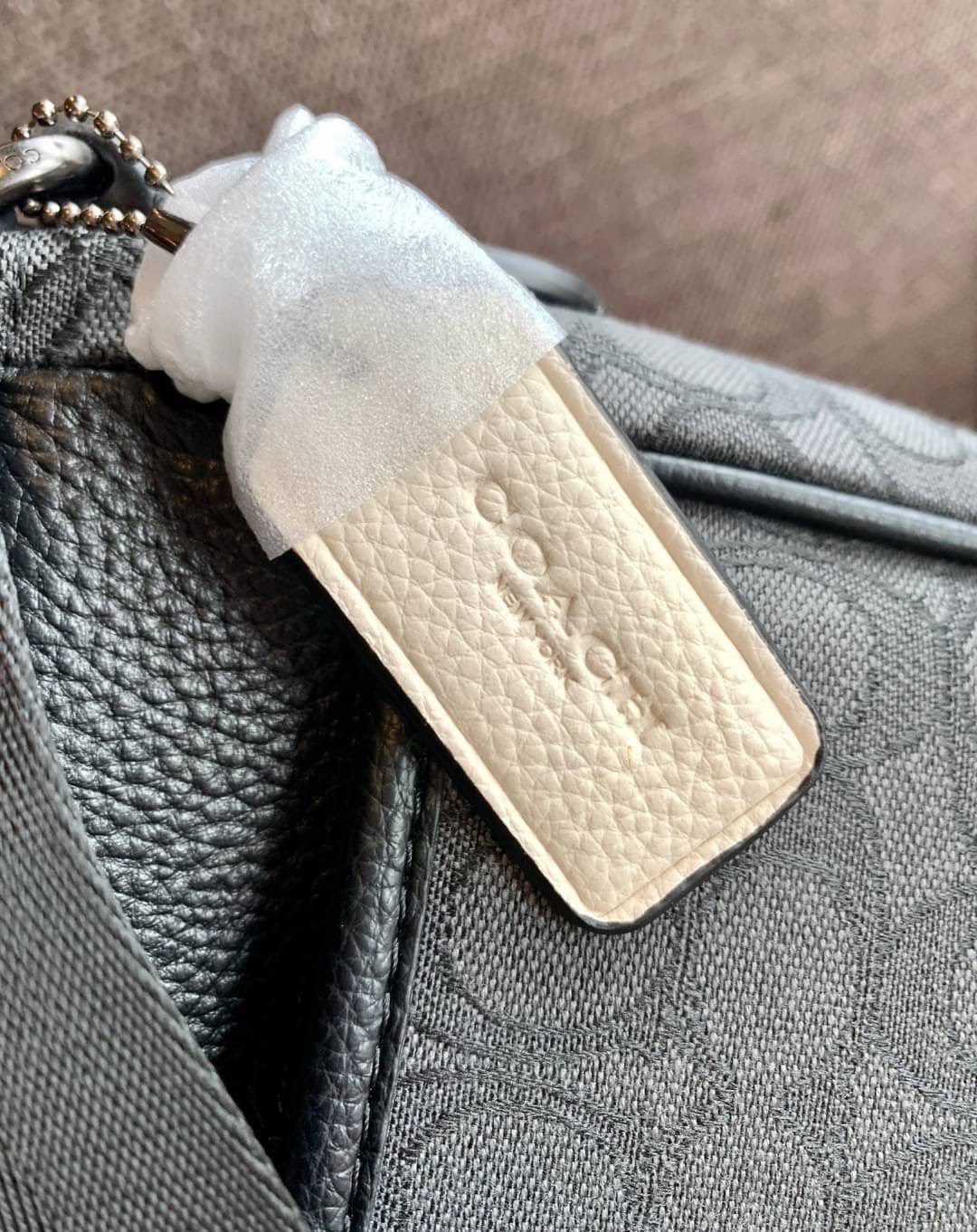 COACH THOMPSON IN SIGNATURE JACQUARD WITH VARSITY STRIPE BAG ((C5291)) พร้อมส่งที่ไทยค่ะ! กระเป๋าใส่เอกสารอเนกประสงค์ สามารถใส่A4ได้ วัสดุJacquardทอลายแบรนด์ ตัดขอบหนังแท้สวยงาม น้ำหนักบาค่ะ ด้านหน้าตัดแทบสีลงมาสวยงาม ช่องหลักเปิดปิดแบบซิป ภายในกว้างใส่สั