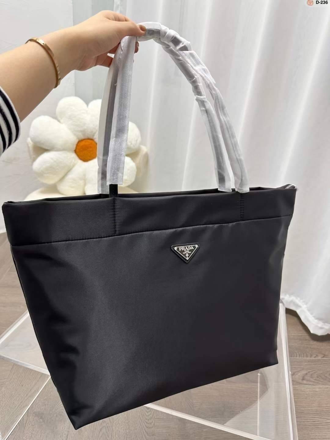 PRADA Tote Nylon Bag / PRADA Shopping Nylon Bag กระเป๋าถือ/สะพายไหล่ ทรงโท้ทใบใหญ่ ภายในโล่งกว้างมาก มาพร้อมหูจับในตัว ใบนี้จุของได้เยอะมากๆ