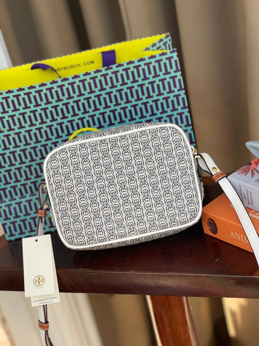 Tory burch Gemini Link Canvas Applique Mini Bag Crossbody Daisy Stripe กระเป๋าสุดปังจากทอรี่ เบริช์(Tory Burch) อย่างเจมิไนลิงค์ ในทรงcrossbody bag มีเอกลักษณ์โดดเด่นที่ลายทางตรงกลาง มีการพิมพ์แพทเทิรน์โซ่แบบเรียบหรู เพิ่มความน่ารักจากดอกเดรซี่ที่ถูกจัดวา