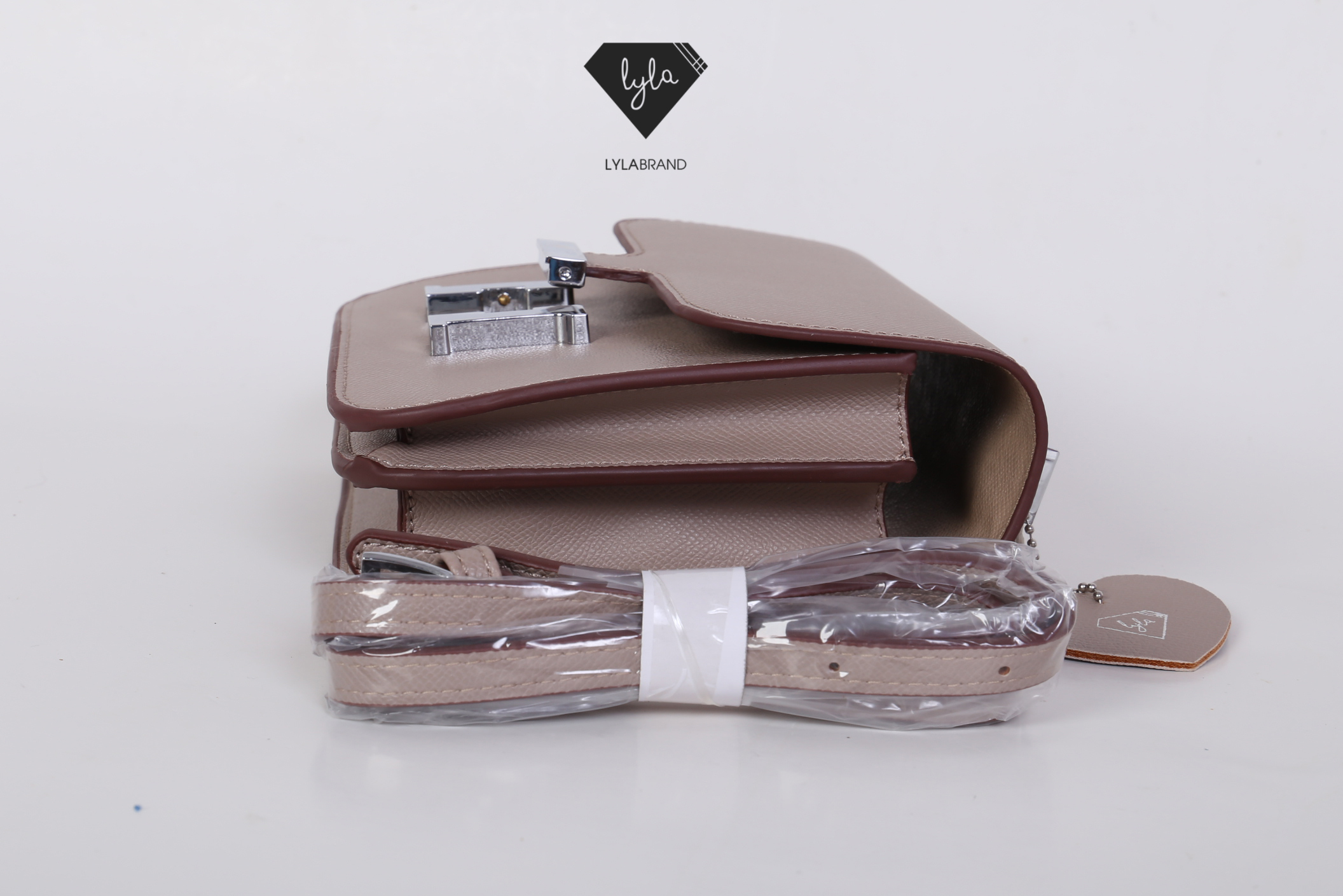 LYLABRAND🔔 Constance ไซต์ 18 สุดฮอต รุ่นนี้หนัง Epsom , PU top premium นะคะ หนังดีเลอค่าน่าสอยมากกก บอกคำเดียวเลยว่าเด็ดสุด !! เหมือนหนังแท้เบอสุดค่ะคูณผู้หญิง ลูกค้าเก่าน่าจะทราบกันดีอยู่แล้วว่าคุณภาพของร้านนี้ต้องมาเป็นอันดับหนึ่งเท่านั้น อิอิ ม