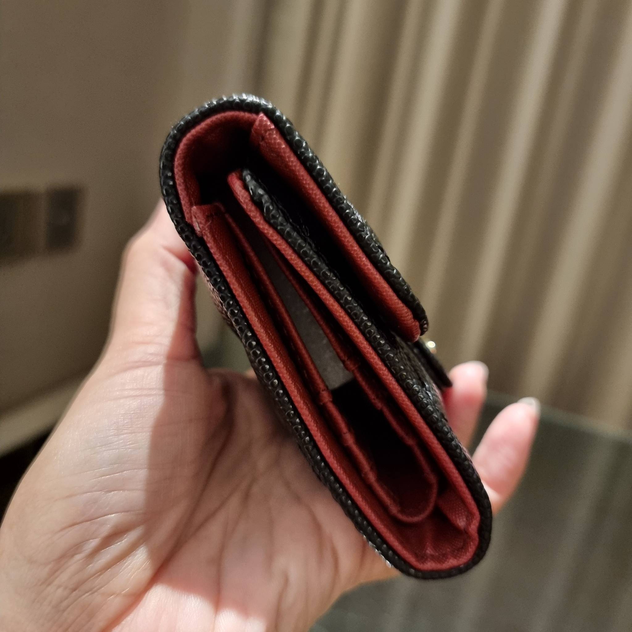 VIP 】มาแล้วจ้า!! รุ่นแนะนำ!! ฮิตติดใจสาวๆ!! กระเป๋าสตางค์ใบสั้นรุ่นฝาพับ จาก Chanel premium for gift เรียบหรู ดูไฮน์ วัสดุหนังสังเคราะห์ลายคาร์เวีย ด้านในเป็นหนังซาฟเฟียโน่ เปิด-ปิดด้วยกระดุมแม่เหล็ก ภายในกระเป๋ามีช่องใส่บัตร ใส่ธนบัตรได้ ดีไซน์เรียบหรูตา