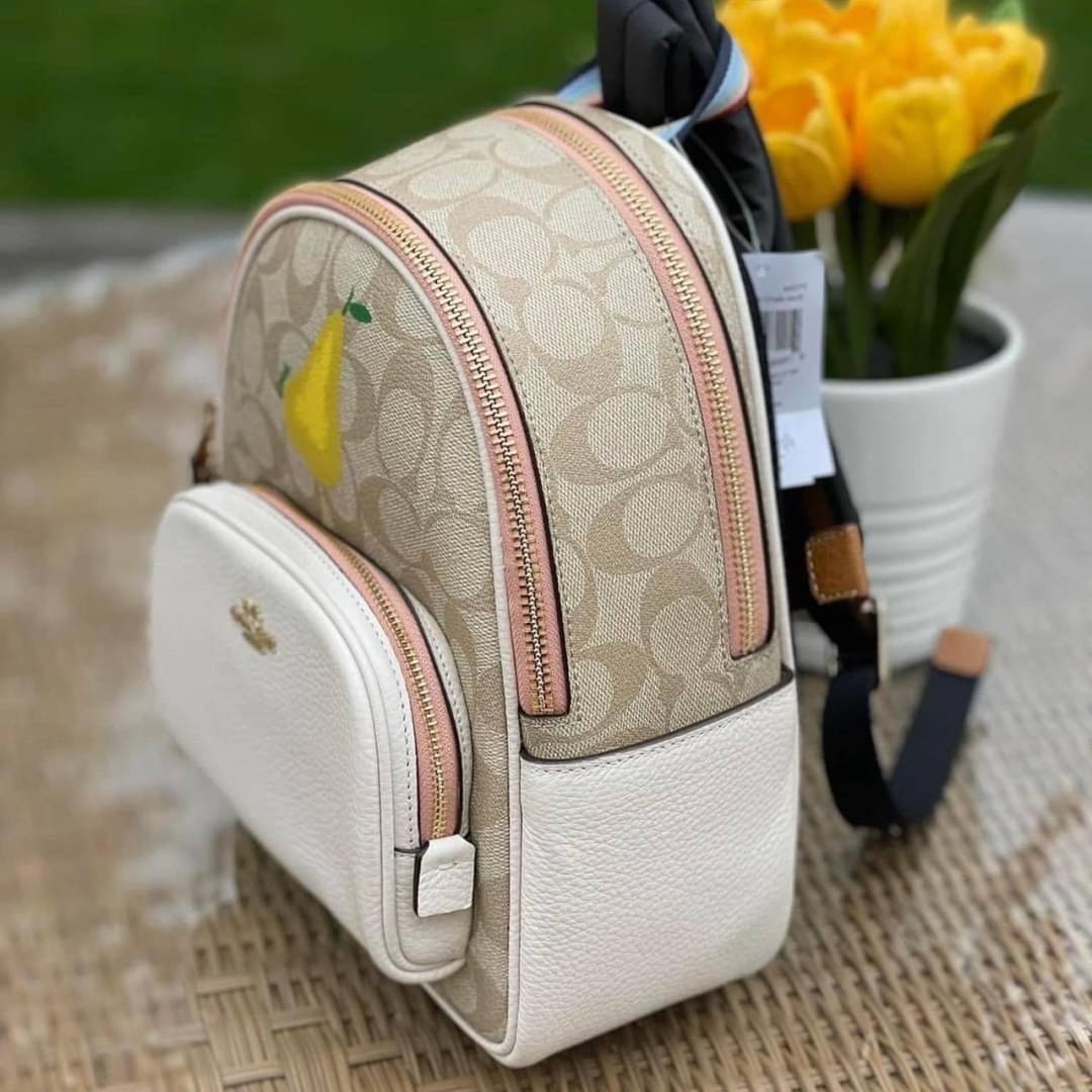 COACH Mini Court Backpack In Signature Canvas With Butterfly / With Radish C8259 C8257 🌈ต่อกันเลย สวยกันก่อน วางน้องไม่ลงเลยจริงๆค่าา😍 พร้อมส่ง! ยังไม่เข้าไทย กับกระเป๋าสะพายหลังแบบมีหูหิ้วในตัว บอกก่อนเลยว่าหนังของน้องทั้งนิ่ม ทั้งสวย อย่