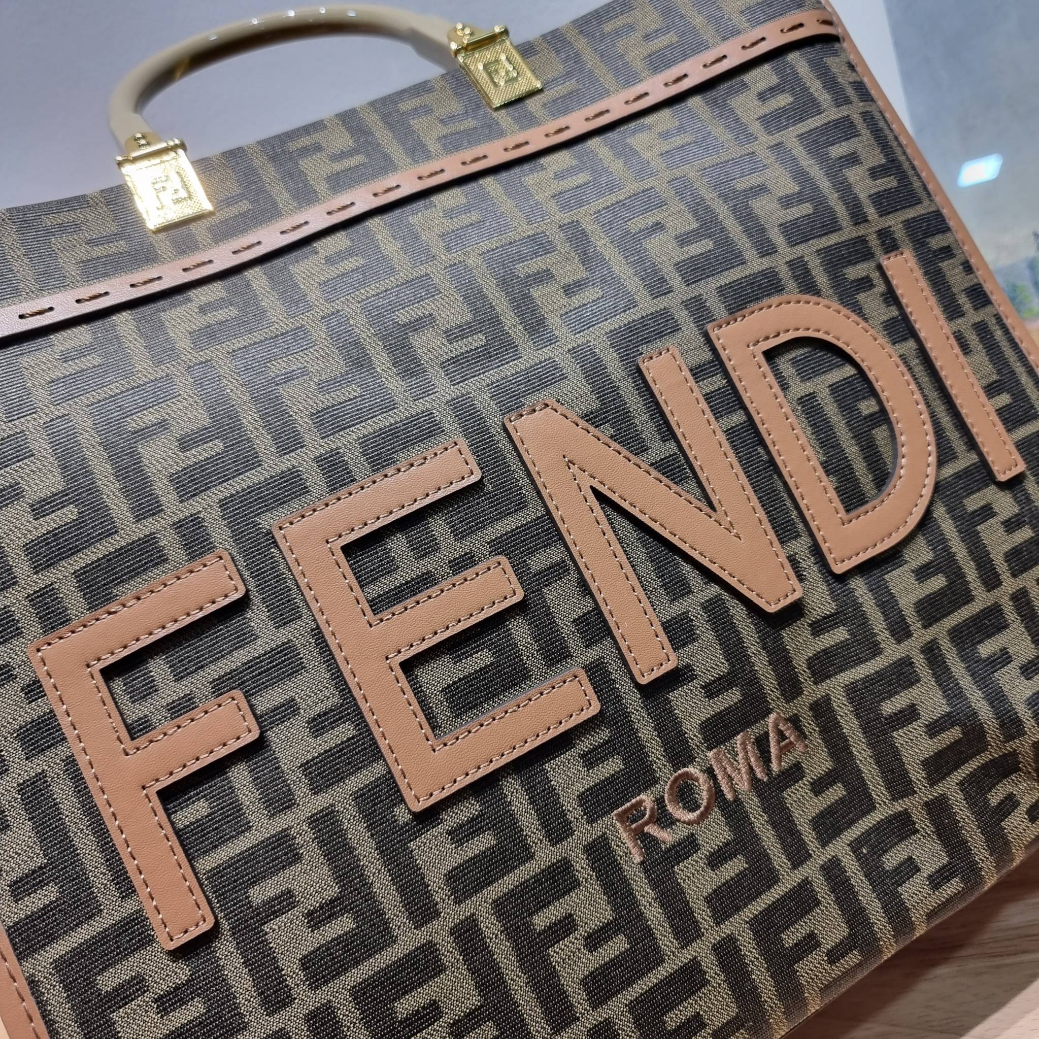 FENDI SHOPPING TOTE BAG / FENDI TOTE BAG กระเป๋าถือ/สะพายไหล่ ทรงสวย หรู ดูโดดเด่น ดีไซน์ทันสมัย วัสดุผ้าท็อปแคนวาสปั๊มลายแบรนด์รอบใบ ภายในโล่งกว้างมาก มาพร้อมหูจับในตัวและสายสะพายไหล่ ใช้งานได้ 2IN1