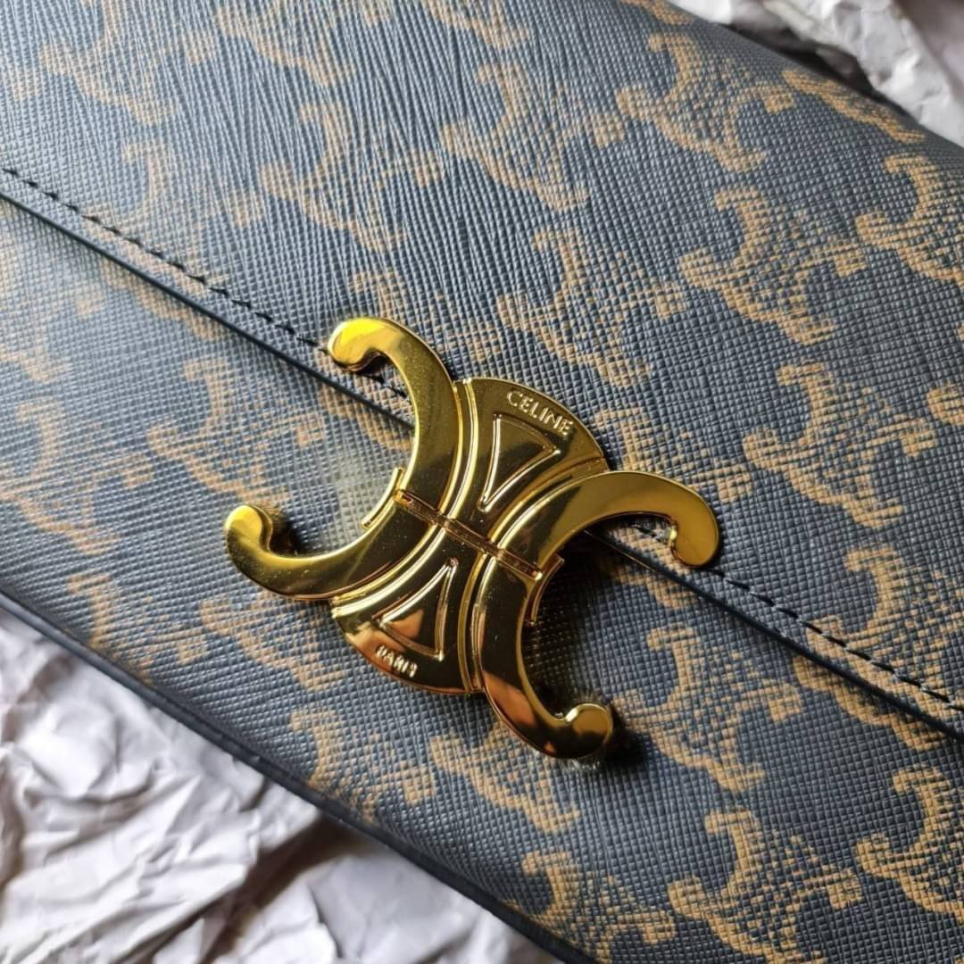 CELINE Women Chain Bag Triomphe in Triomphe Canvas-Tan / CELINE TRIOMPHE CHAIN SHOULDER BAG / CELINE WOMEN WINTER 21 ก็ปังๆ ยาวๆ ไปเลยสิคะ กระเป๋าดีไซส์ใหม่ ใหญ่กว่าเดิม จุของได้เยอะ งานหนังแคนวาสสวยหรู สวยมากกก เก๋มาก ต้องมีแล้วค่าา แบบใหม่ล่าสุด งานพึ่ง