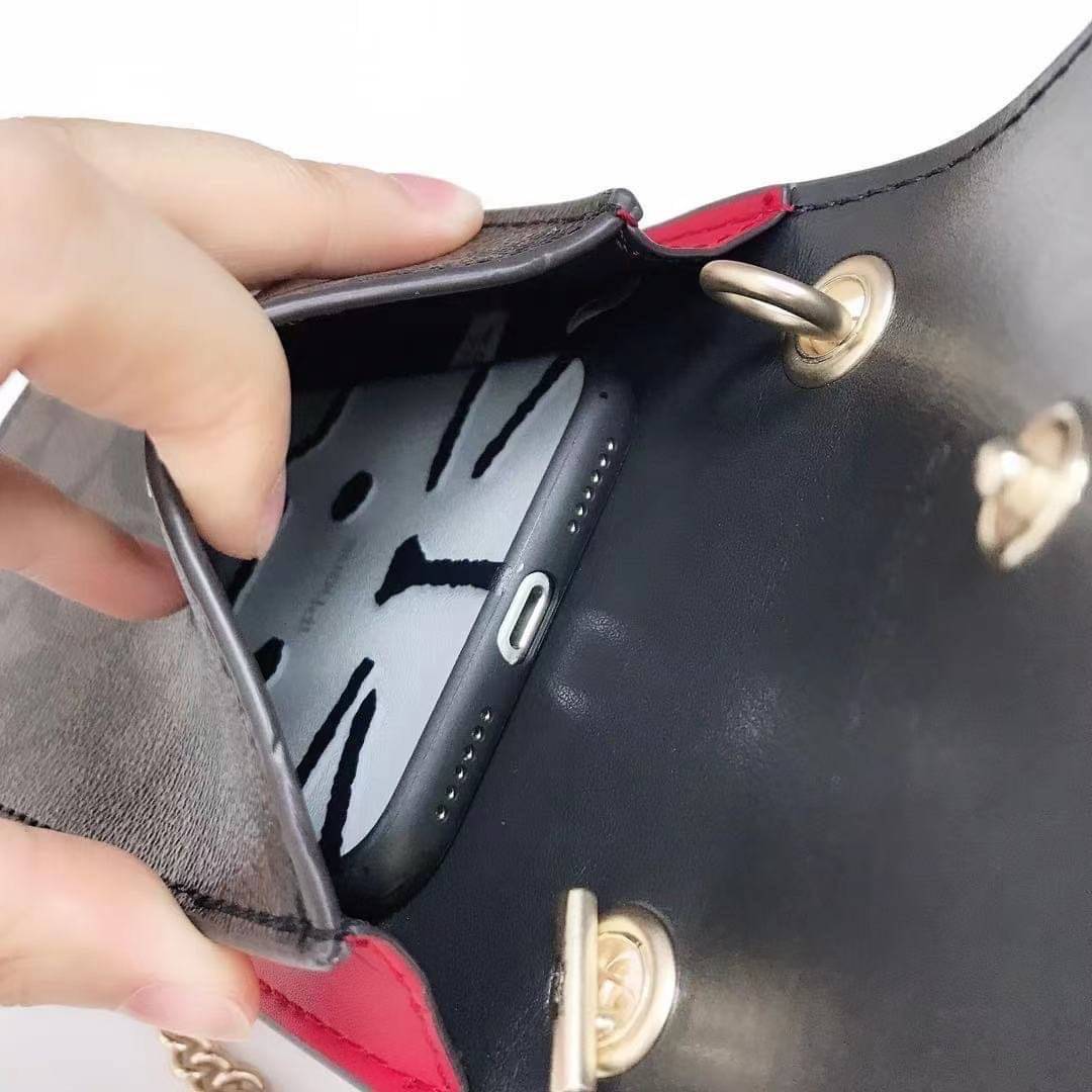 COACH PHONE CASE CROSSBODY BAG ((73486//76988//76357//39955//91046)) COACH NORTH/SOUTH CROSSBODY IN SIGNATURE CANVAS กระเป๋าใส่โทรศัพท์รุ่นนี้ มีความโดดเด่นทั้งดีไซน์และคุณสมบัติในการใช้งาน ด้วยลวดลายที่มีซิกเนเจอร์เป็นเอกลักษณ์แล้ว ด้านหลังยังมีช่องใส่กา