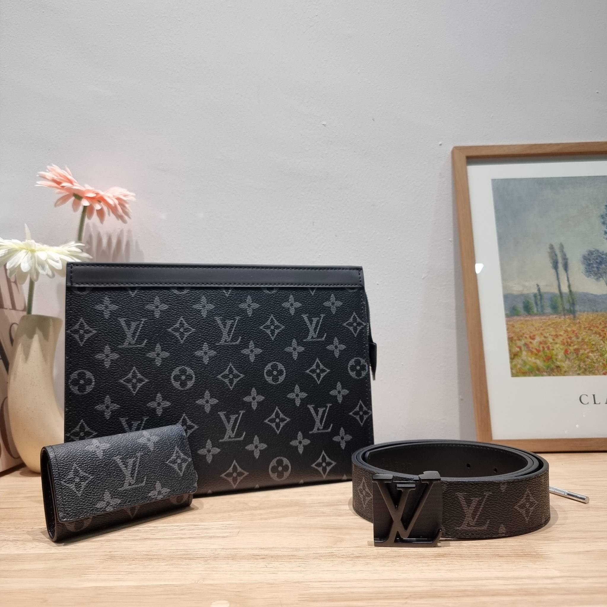 LV POCHETTE VOYAGE SET BAG / LV gift box สุดยอดไอเท็มใน box set ที่เหมาะแก่การเก็บสะสม หรือจะส่งให้เป็นของขวัญในช่วงปีใหม่ก็ดีงามที่สุด จัดให้ทั้งกระเป๋าคลัทช์สีคลาสสิค กระเป๋าเก็บกุญแจ ที่จัดสรรให้พกพาได้ง่ายไม่เกะกะ และเข็มขัดเข้าเซ็ทคุมโทนได้ดีเยี่ยม แ