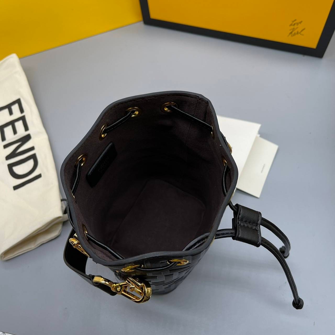 หนังแท้ FENDI MON TRESOR BUCKET BAG พร้อมส่งที่ไทย ภาพสินค้าถ่ายจากงานขายจริง ใช้งานต่างประเทศได้ค่ะ