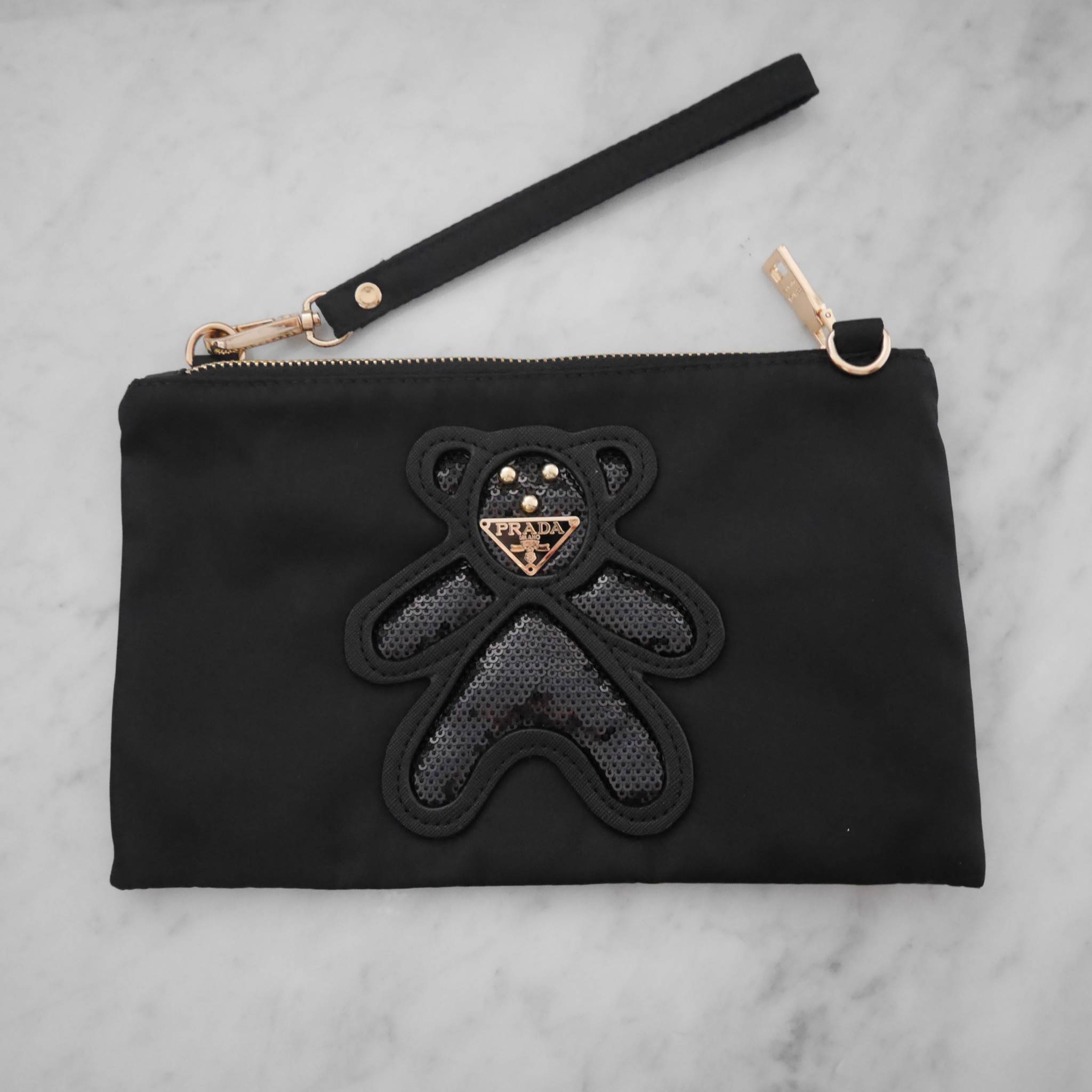 รุ่นยอดนิยม! **กลับมาแล้วคะ กระเป๋าอเนกประสงค์ทรง clucth & crossbody จาก งานพรีเมี่ยมกิ้ฟ จากเคาเตอร์ต่างประเทศคะ แบรนด์ PRADA มาค่า เป็น กระเป๋าผ้าไนล่อน ตามแบบฉบับของแบรนด์เลย ใบนี้มีสายยาวให้คะ **เลิศมาก สะพายเป็น shoulder bag ได้เลย ขนาดกำลังดีคะ ใส่ม