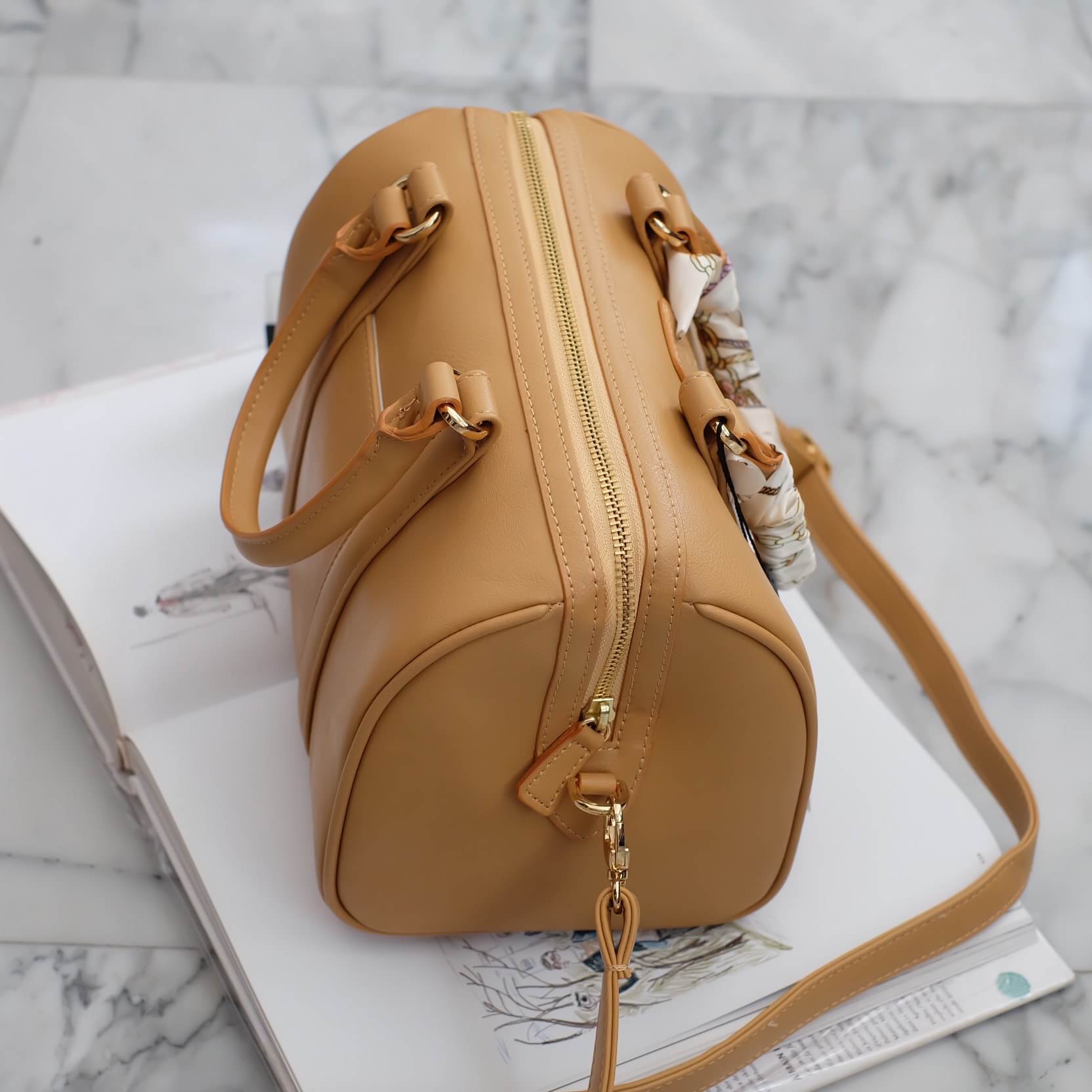 รุ่นใหม่ล่าสุด หนังแกะสวยมากคะ สีเข้าใหม่ >> Light.brown รุ่น KEEP sheep leather Pillow bag สวย น่ารัก ขนาดตอบทุกโจทย์การใช้งาน เห็นแล้ว #หลงรักเลยคะ ตัวกระเป๋าขนาดกำลังดี จุของคุ้ม หนังแกะ สวยมาก ดูแลรักษาง่าย ประดับด้วยผ้าพันหูกระเป๋า ทำให้กระเป๋า