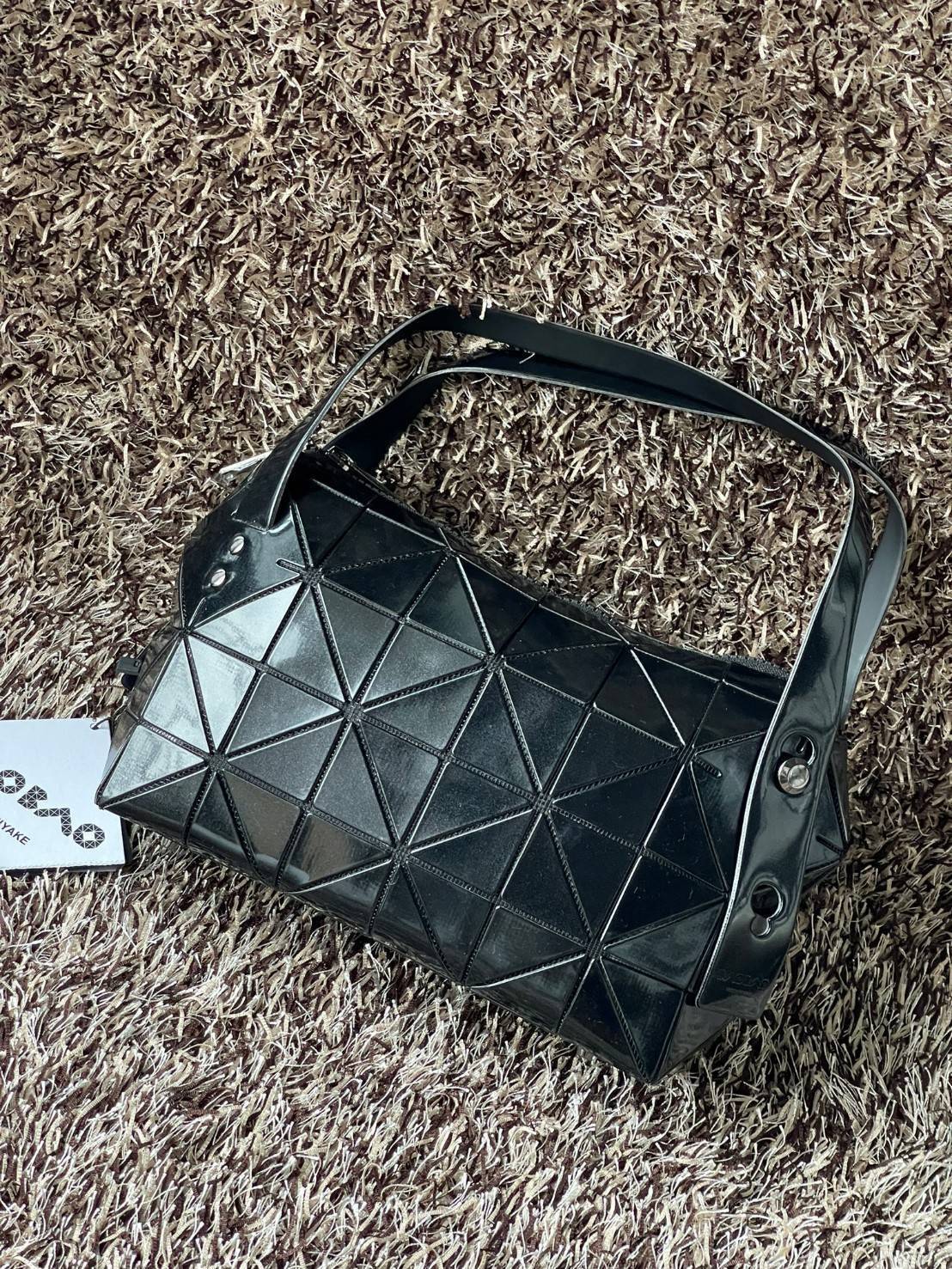 BaoBao Issey Miyake Small Boston Bag กระเป๋าบอสตันที่มีดีไซน์สปอร์ต มีช่องซิปที่ทำให้หยิบสิ่งของออกมาได้ง่ายแล้ว แบบกว้างที่ด้านล่างของกระเป๋ายังให้ความจุที่ยอดเยี่ยม