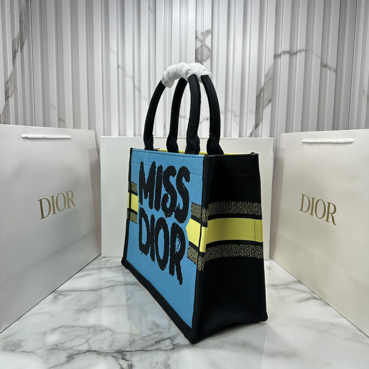 ORI หนังแท้ | ORI หนังแท้ | Dior BookTote Yellow-Blue Miss Dior Embroidery Tote Bag กระเป๋าทรงโท้ทคอลใหม่ โทนสีสดใสคลาสสิก สวยงามและหรูหรา