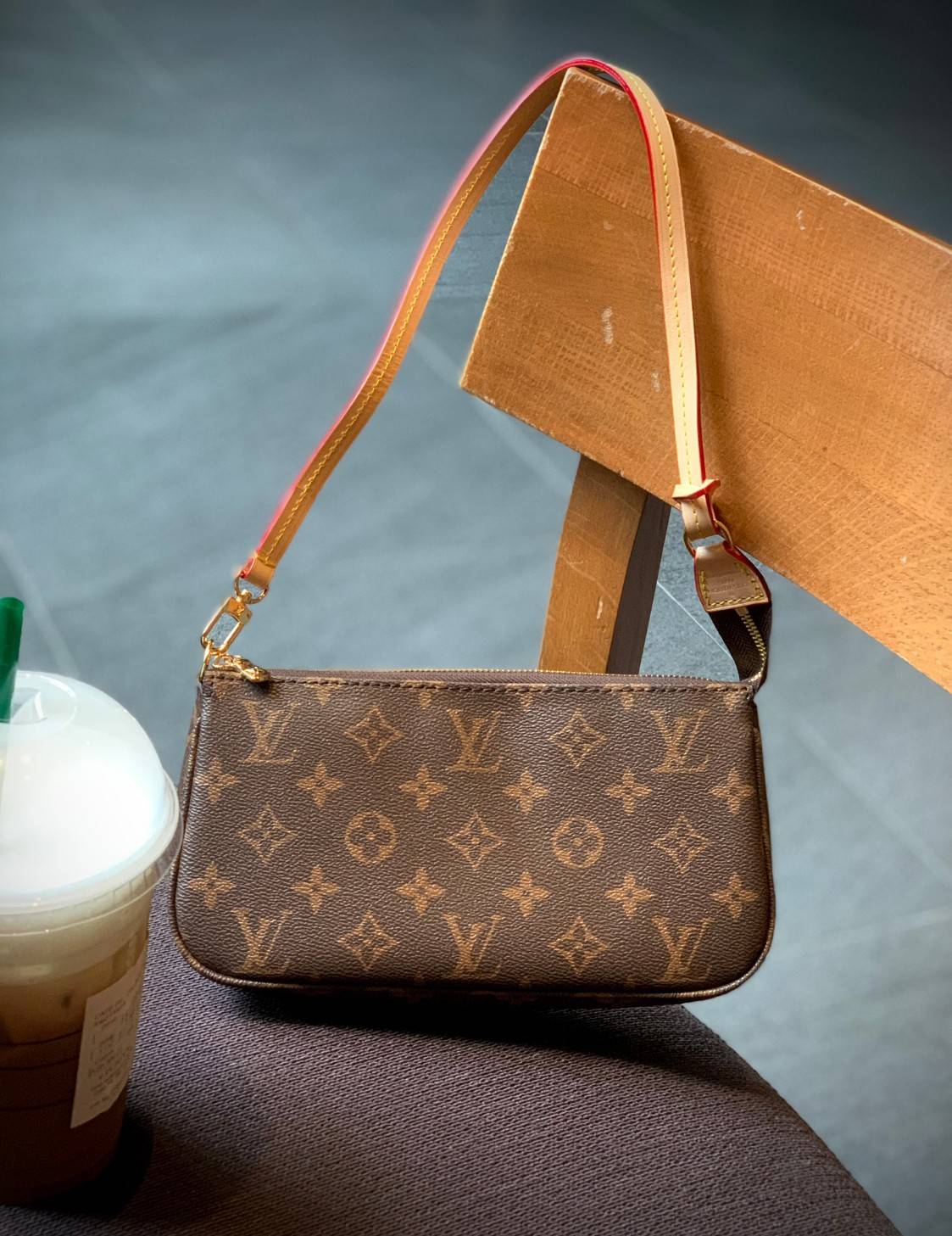 น้องน่ารักน่าใช้มากๆค่ะ LOUIS VUITTON POCHETTE ((Premium Gift Lv)) กระเป๋าหิ้ว//คล้องไหล่//สะพายข้าง//หรือถือแบบคลัท ชิลๆได้เลยค่า หนังแกะแท้นิ่มสวย เปิดปิดกระเป๋าแบบซิป ภายในสามารถใส่กระเป๋าเงินใบกลางได้; มือถือได้;พาสปอร์ตได้;ของจำเป็นจุกจิกสาวๆได้เยอะเ
