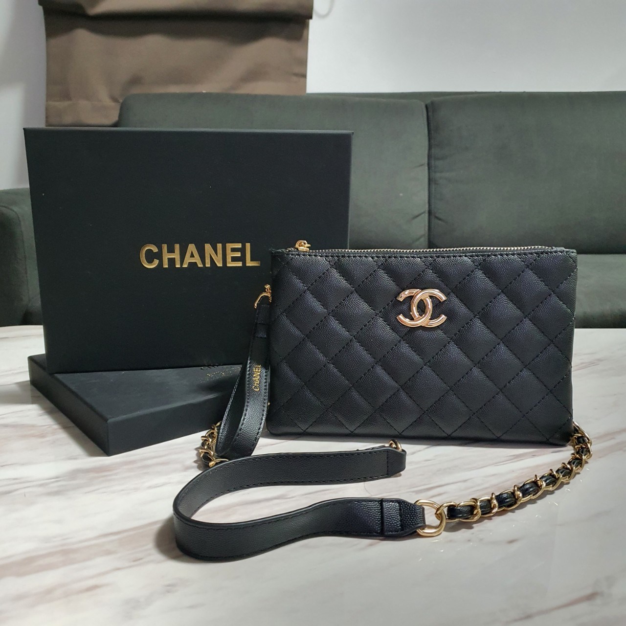 RESTOCK! รุ่นขายดีค่า กระเป๋าคลัทช์&ครอสบอดี้ ทรงหรู จากงาน CHANEL VIP GIFT(GIFT WITH PURCHASE) จากเคาเตอร์ต่างประเทศ จากแบรนด์ CHANEL ลายหนัง CAVIER ของแท้ 100% ด้านหน้าประดับโลโก้แบรนด์สีทอง เปิดปิดด้วยซิป อะไหล่ทอง ด้านในปั้ม MADE IN ITALY ด้านหนึ่งเป็