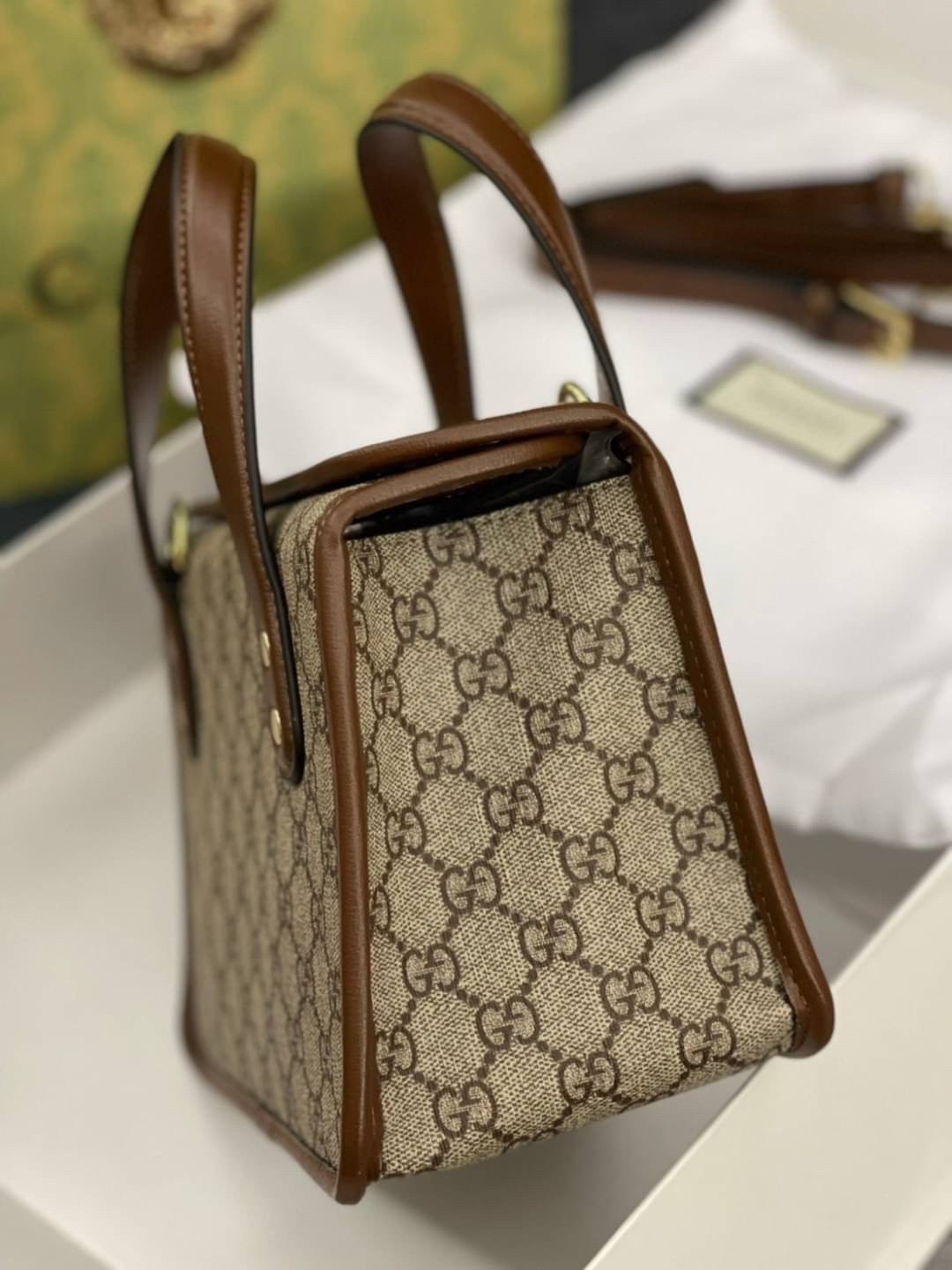 หนังแท้ GUCCI Horsebit 1955 leather-trimmed printed coated-canvas shoulder bag คอลเลคชั่นใหม่ล่าสุด ดาราเซเลปใช้กันเพียบ กระเป๋าถือ (ไม่มีสายสะพาย) ดีไซน์สวย เชื่อได้เลยใบนี้สาวๆต้องหลงรัก จนวางไม่ลงเลยน้า