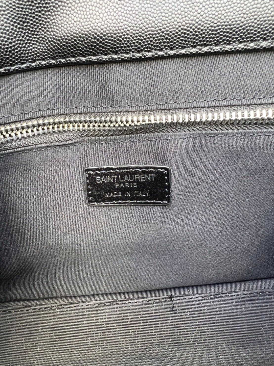 หนังแท้ YSL college large chain bag in quilted leather 30cm กระเป๋าสะพายใบใหญ่ ดีไซน์ทรงสวยหรู ตอบโจทย์ได้ทุกสไตล์ ภาพสินค้าถ่ายจากงานขายจริง ใช้งานต่างประเทศได้