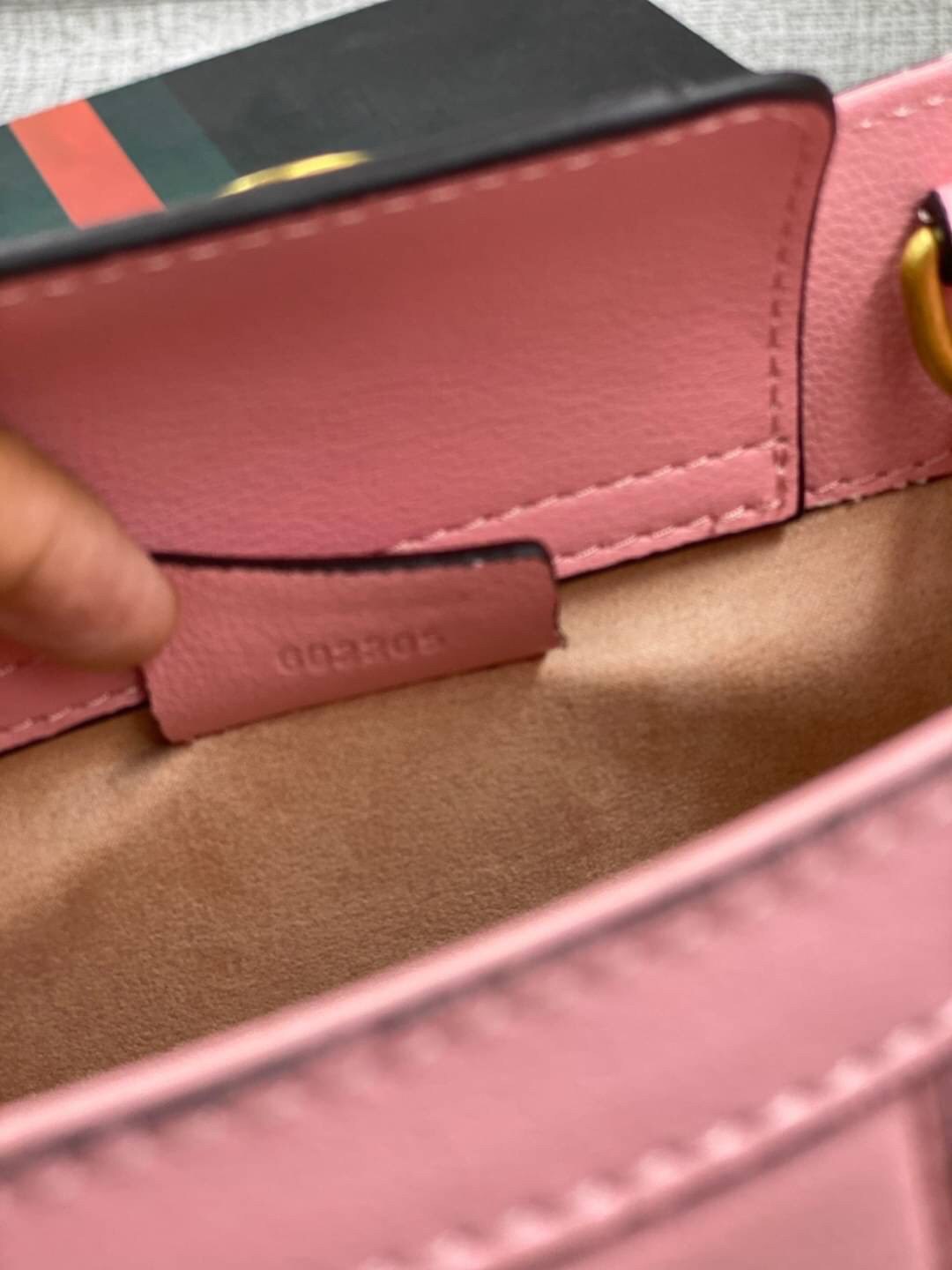 VIP GIFT 】หนังแท้ GUCCI Diana mini tote bag กระเป๋างานหูไม้ไผ่สุดคลาสสิก ดีไซน์มาใหม่พร้อมเข็ดขัดหนังสีสะท้อนแสงประดับตรงหูกระเป๋า ขนาดมินิกำลังน่ารักเลยค่ะ วัสดุหนังแท้ อะไหล่ทอง งานสวยตั้งอยู่ทรง มีสายสะพายยาว 1เส้น สามารถปรับระดับได้-ถอดได้ งานเก๋ไก๋ที