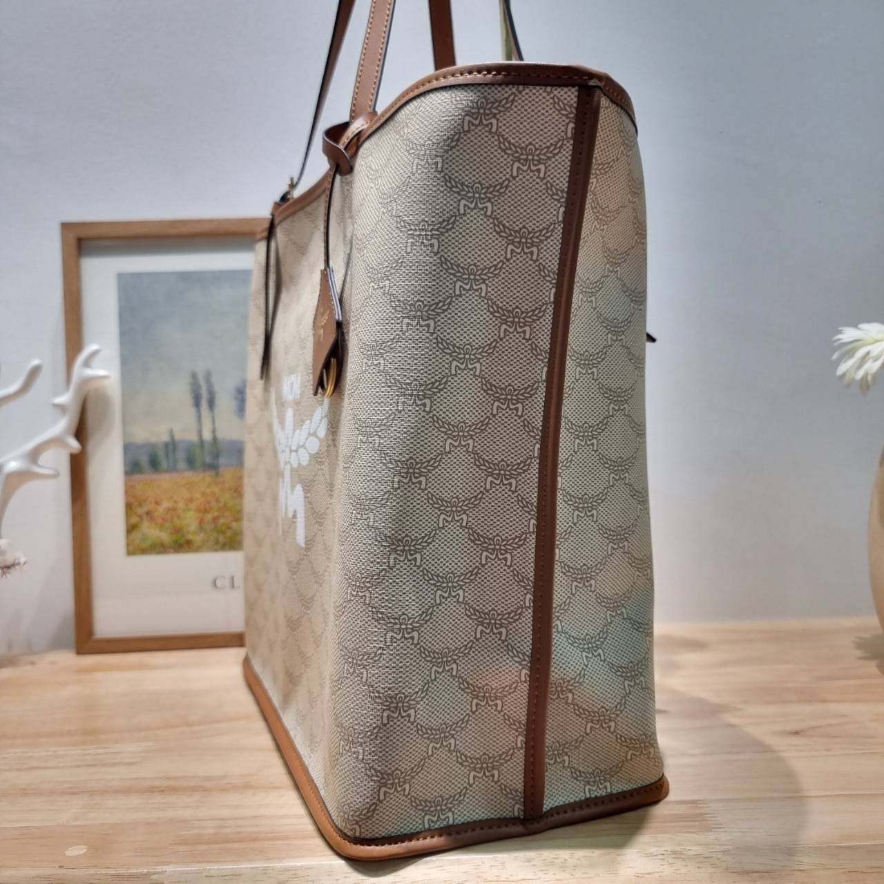 M.C.M MEDIUM HIMMEL SHOPPER IN LAURETOS กระเป๋าทรงโท้ทช้อปปิ้ง เรียบหรู คอลใหม่ พร้อมสีใหม่ ดีไซน์ละมุน น่าใช้มากๆ ก พิเศษสุดกับพวงหนังพร้อมห่วงกุญแจทึ่สามารถห้อยพวงกุญแจน่ารักๆได้