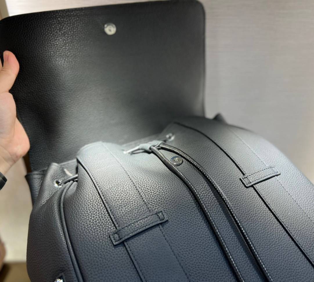 หนังแท้ CHRISTIAN DIOR BLACK GRAINED CALFSKIN MOTION BACKPACK พร้อมส่งที่ไทย กระเป๋าเป้ใบใหม่ โทนสีดำคลาสสิก เกรดเทพออริจินอลหนังแท้ทั้งใบ ภาพสินค้าถ่ายจากงานขายจริง ใช้งานต่างประเทศได้