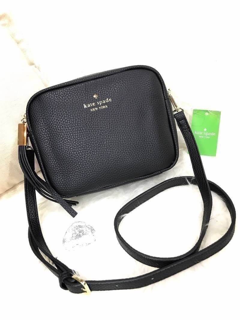 Kate Spade New York Mini Leather Shoulder Bag กระเป๋าสะพายขนาดมินิหนังสวยหรูอยู่ทรงด้านหน้าประดับโลโก้เเบรนด์สีทอง มาพร้อมหัวซิปพู่หนัง และสายสะพายยาวปรับระดับได้ ภายในมีโลโก้ ช่องซิป ช่องใส่ของ ใส่กระเป๋าสตางค์ มือถือ iphone ของจุกจิกได้เยอะ สะพายข้างหรื