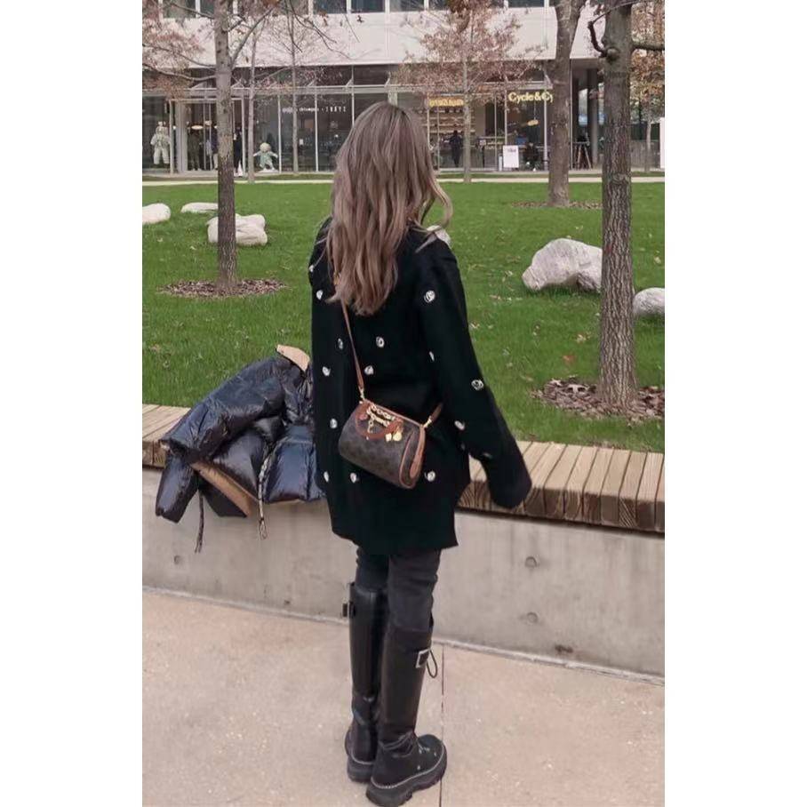 CELINE MINI BOSTON BAG IN TRIOMPHE CANVAS กระเป๋าทรงหมอนขนาดกะทัดรัด เป็นทรงฉิตตบอดกาลไม่มีเอ้าท์ ถือหรือสะพายได้อย่างคล่องตัว ภายในสามารถบรรจุสิ่งของที่จำเป็น สิ่งที่โดดเด่นของกระเป๋าหนังลาย Triomphe ที่ได้รับความนิยมอย่างแพร่หลาย มีอะไหล่ทองประดับเพิ่มม