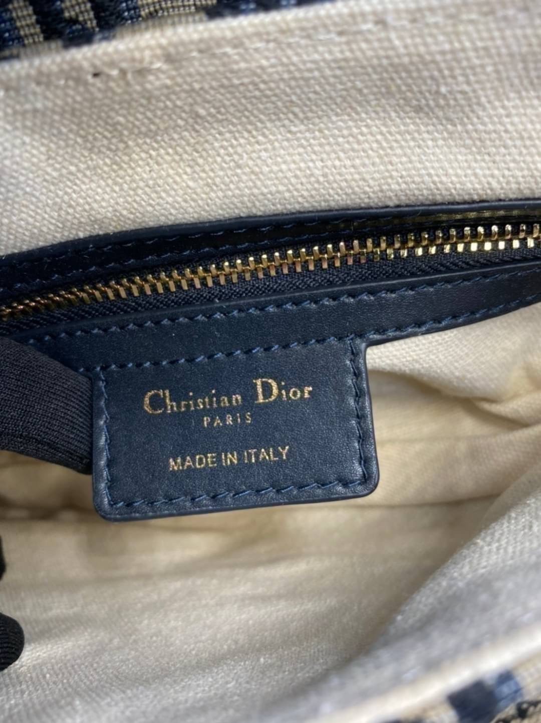 หนังแท้ DIOR SADDLE BAG Oblique Embroidery / Dior saddle with strap กระเป๋ารุ่นยอดนิยมตามแบบฉบับแบรนด์ งานทอลายคมชัด ใช้งานได้ 2 แบบ สะพายยาว CROSSBODY และสายสั้นถือได้เก๋ๆ ลุคนี้คูลสุดๆ เลยค่าา ภาพถ่ายจากสินค้าจริง! สวยมาก พร้อมส่งที่ไทยราคาสุดคุ้ม สาวๆ 