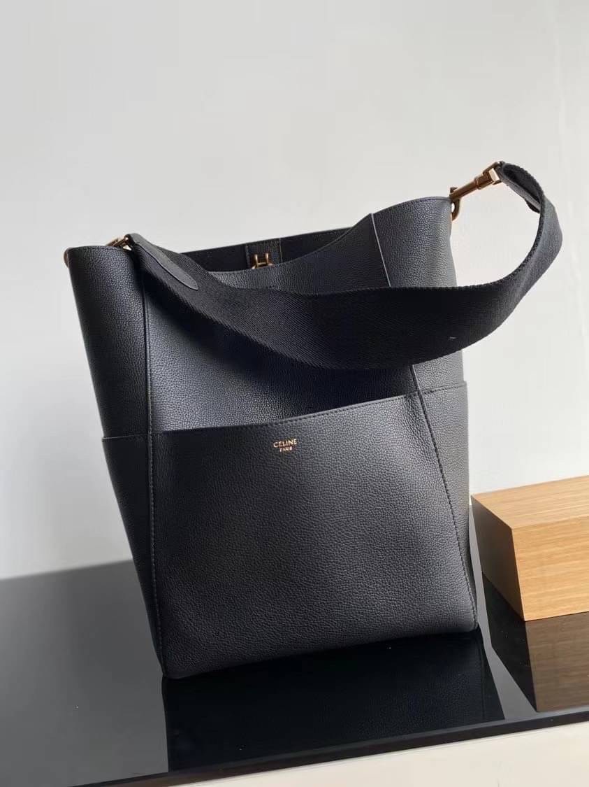 CELINE Sangle Bucket bag in soft grained calfskin / CELINE TOTE BAG พร้อมส่ง กระเป๋าทรงโท้ท ใบใหญ่ ภายในโล่งกว้าง จุของได้เยอะ ใช้งานง่าย ได้ทุกลุค สวยหรู