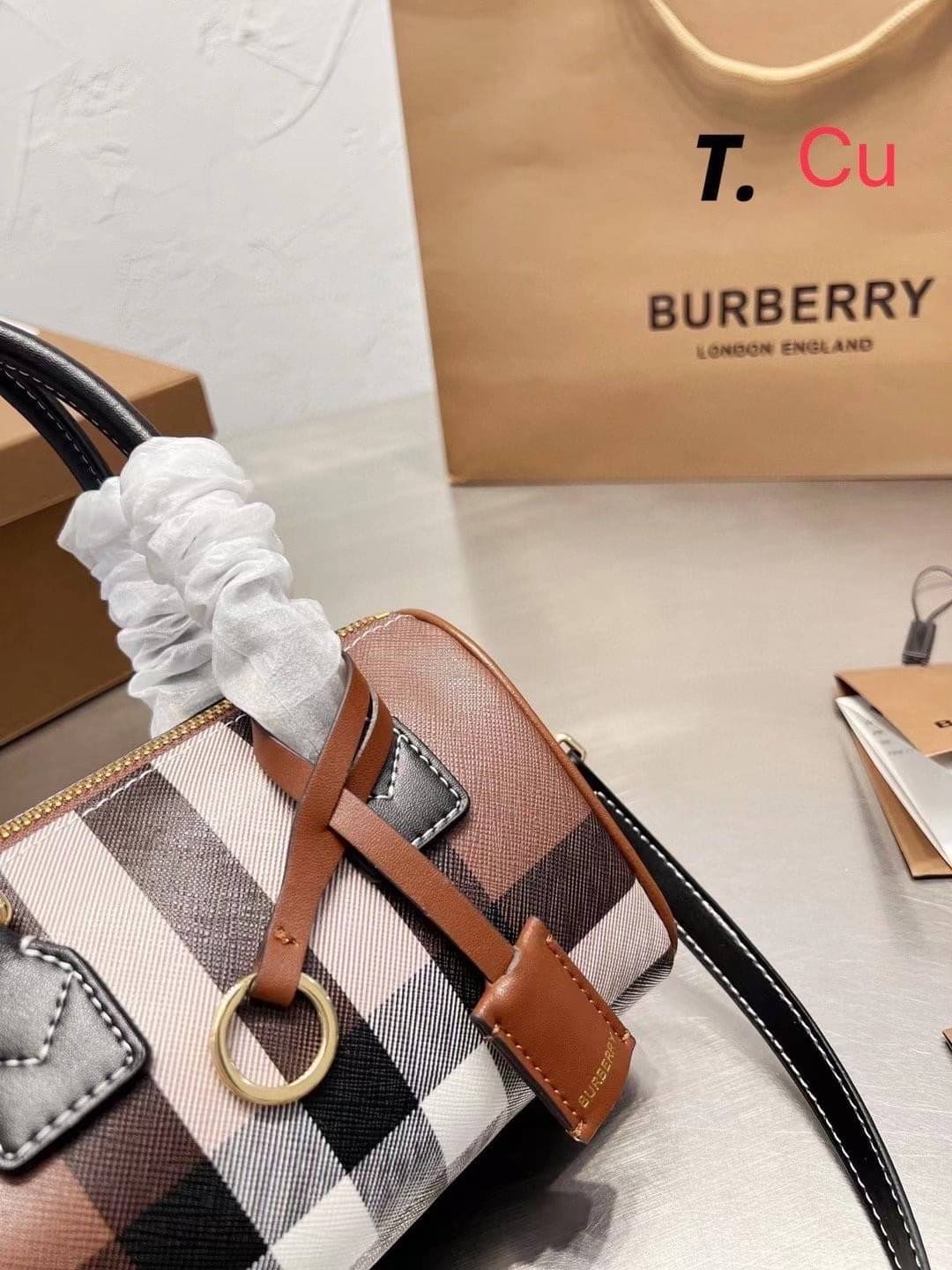 Burberry Small Check Bowling Bag / Burberry Coated fabric boston bag / BURBERRY FRAGRANCES VINTAGE BOWLING BAG กระเป๋าสะพายใบเล็กน่ารัก ลายวินเทจ โทนสีใช้งานง่าย Vintage Signature สวยหรูสุดคลาสสิค ภายในโล่งกว้าง สามารถใส่มือถือ กระเป๋าสตางค์ ของจุกจิกได้ 