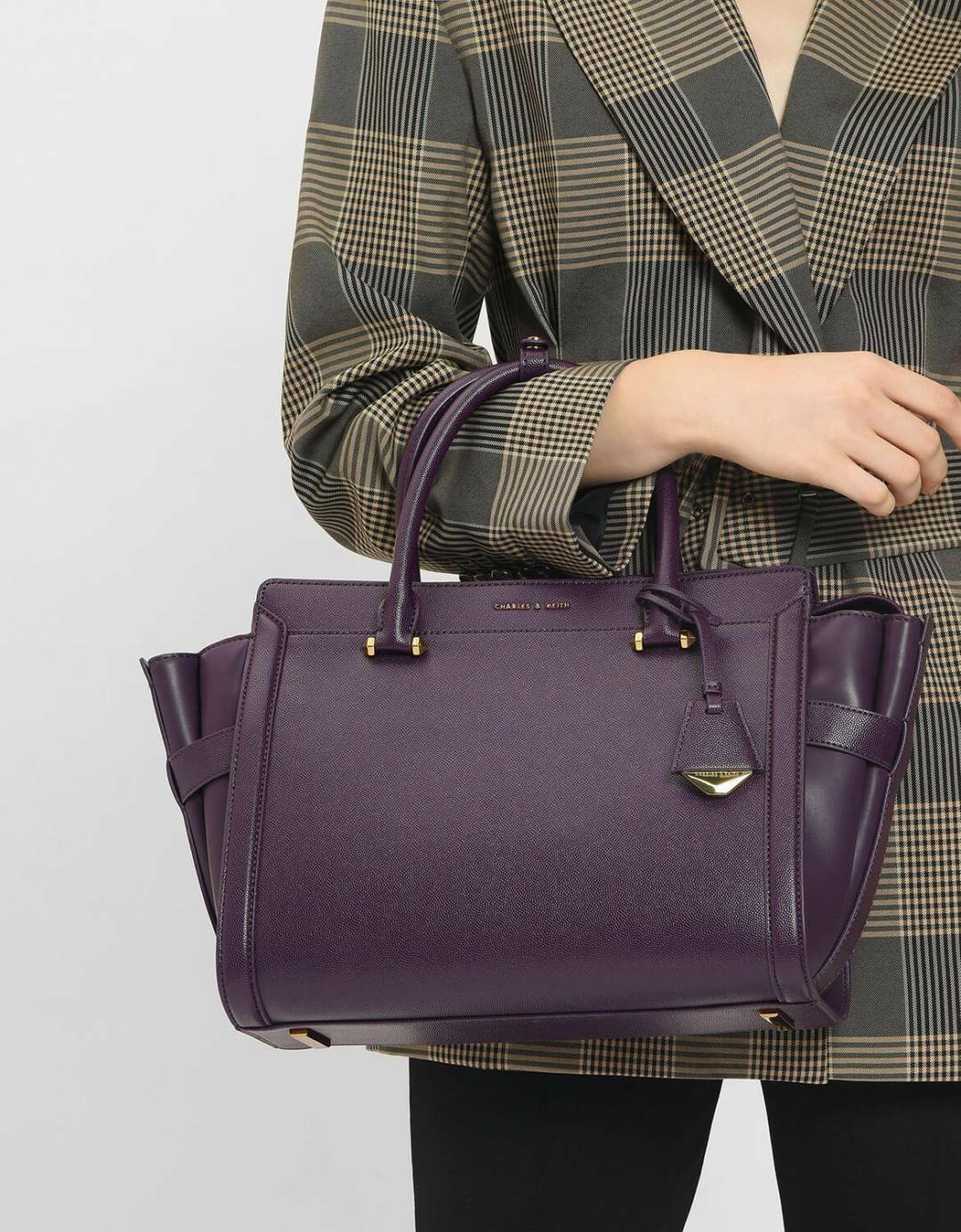 CHARLES & KEITH SAFFIANO TRAPEZE BAG กระเป๋าถือหรือสะพายรุ่นยอดนิยมดีไซน์สวยหรูวัสดุหนังคาเวียร์อยู่ทรง ด้านข้างเเต่งหนังช่องตัดดูมีดีเทล ด้านหน้ามีโลโก้ ด้านหลังมีช่องซิป เปิดปิดด้วยซิปหัวซิปแบรนด์ หูจับเเข็งแรง พับลงได้ พร้อมสายสะพายหนังปรับระดับได้ถอดไ