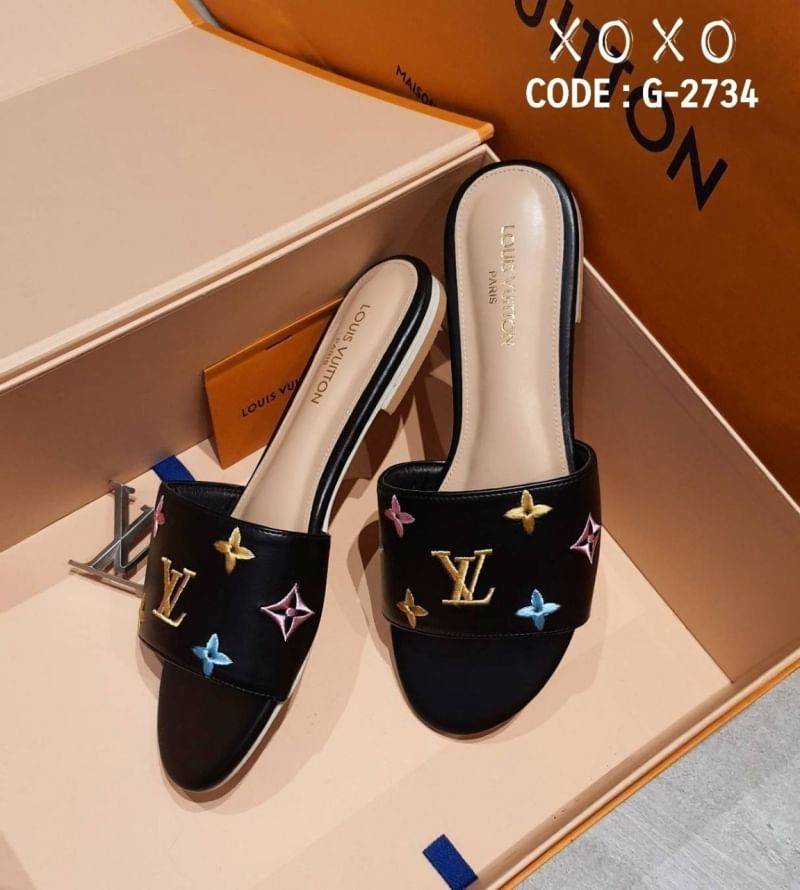 Louis vuitton sandels แตะหนัง PU ปัก ลายโลโก้ LV สวย ตามภาพ งานเรียบร้อย ใส่สบาย เรียบ หรู ดูแพงเกินราคาขาย