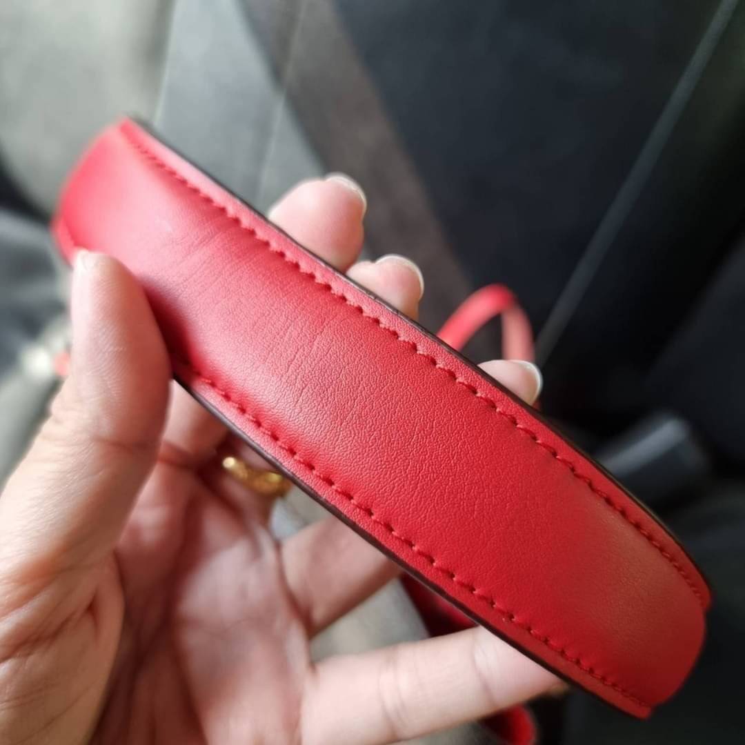 COACH 2312 SMALL TOWN BUCKET BAG IN SIGNATURE CANVAS รุ่นยอดนิยมใบเล็กมาครบสีแล้วจ้า กระเป๋าทรงบัคเก็ต สีผู้ดี๊ผู้ดี ตัวกระเป๋าดีไซน์คลาสสิคลายซี ดูโดดเด่น วัสดุหนังแคนวาสเคลือบลาย สวยคมทุกมุมจริงๆ!! เปิด-ปิดด้วยกระดุมแม่เหล็กทั้ง 2 ฝั่ง ภายในเป็นช่องโล่ง