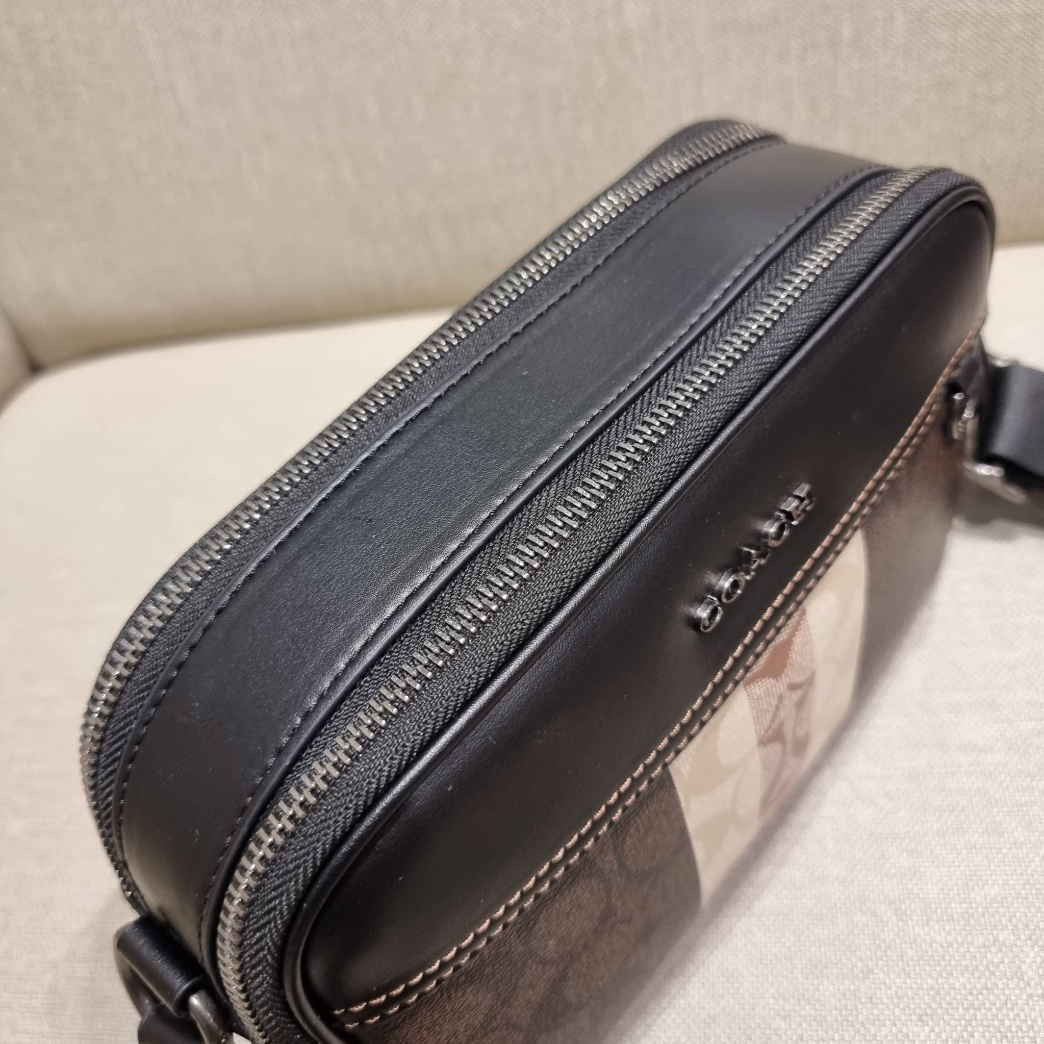 COACH GRAHAM CROSSBODY IN BLOCKED SIGNATURE CANVAS WITH VARSITY STRIPE C9965 อีกหนึ่งกระเป๋าครอสบอดี้รุ่นยอดฮิตสำหรับหนุ่มๆ ที่สาวๆก็ใช้ได้!! ดีไซน์ใหม่เพิ่มดีเทลความแพงไปอีก รูปทรงคลาสสิค ใช้งานสะดวก ง่ายต่อชีวิต วัสดุหนังแคนวาสเคลือบลายสลับหนังแท้ ด้านห