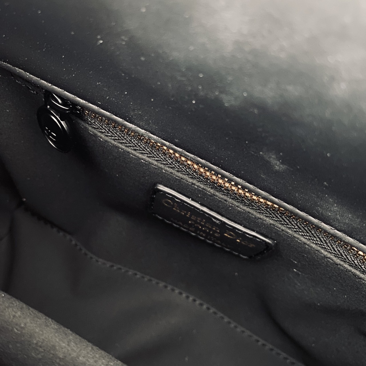 DIOR Small Lady My ABCDior bag Black Cannage Ultra-matte กระเป๋าสะพายดีไซน์เรียบหรู ทรงกล่องคลาสสิค โดดเด่นด้วยพวงกุญแจอะไหล่สีเดียวกับตัวกระเป๋า สีดำผิวแมทท์สุดคลาสสิก ลายเส้นซ้อนทับสวยงาม