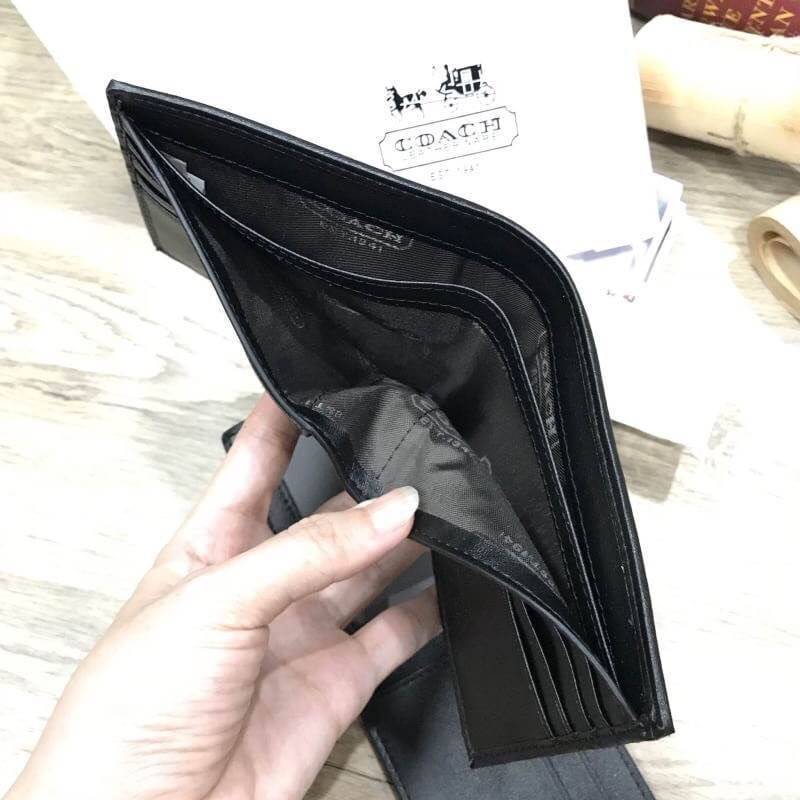 COACH SHORT WALLET WITH CARD POCKET ซื้อ1ได้ถึง2! กระเป๋าสตางค์และกระเป๋าใส่บัตรหนังปั้มลาย Signature รอบใบสวยคลาสสิค ภายในกระเป๋าสตางค์มีช่องใส่ธนบัตรแยกสองช่องเป็นสัดส่วนและมีช่องใส่บัตรหลายช่อง ซับในพิมพ์เเบรนด์ Namecard Pocket สามารถเเยกใช้ได้ มาใน CO