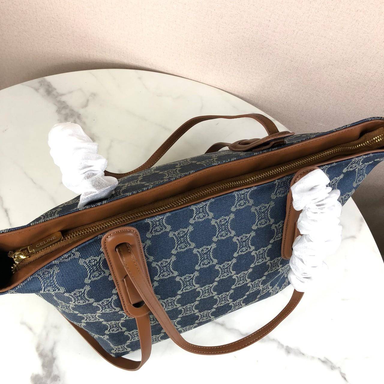 กระเป๋าสะพาย CELINE ซื้อ 1 ได้ถึง 2 ชิ้น เปิด - ปิดกระเป๋าด้วยซิป ด้านในโล่งกว้าง มีช่องซิป 1 ช่อง หูจับสูง 26 cm แถมกระเป๋าใบเล็กอีก 1 ใบ เปิด - ปิดด้วยซิป มาพร้อมสายสะพาย สามารถถอดและปรับได้ 3 ระดับค่ะ