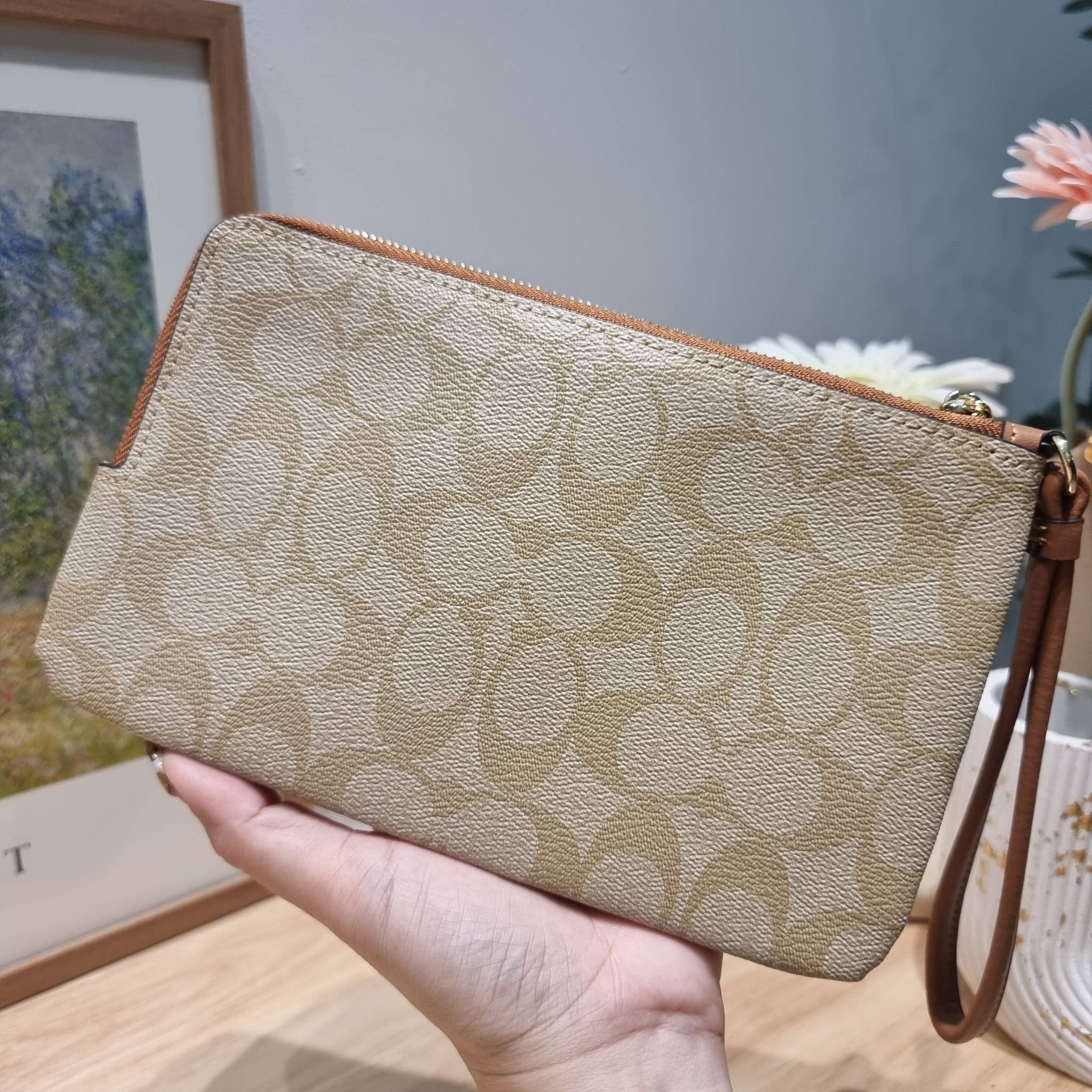 COACH DOUBLE ZIP WALLET IN SIGNATURE CANVAS / C5576 / C5610 / C7313 พร้อมส่ง 8 สี ใหม่ล่าสุด คอล 2023 กระเป๋าคล้องมือใบใหญ่ ดีไซน์ใหม่เล่นระดับ เพิ่มลูกเล่นและดีเทลให้ดูน่าใช้ยิ่งขึ้น
