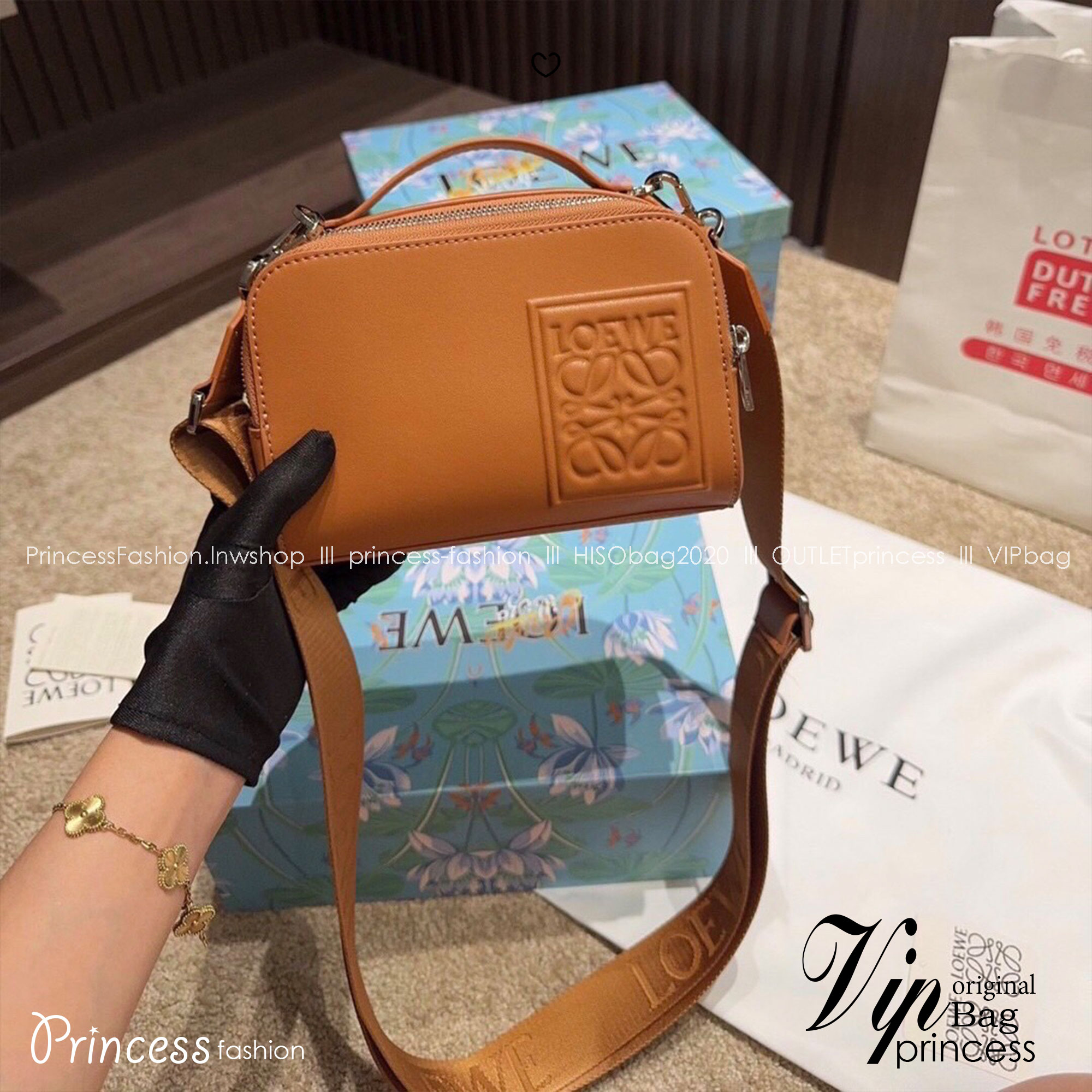 Loewe Mini Camera Crossbody Bag กระเป๋าสะพายทรงกล่อง เรียบหรูเป็นเอกลักษณ์ อย่างแท้จริง ปั้มโลโก้โดดเด่นสีเดียวกับพื้นหนัง ให้ความรู้สึกเรียบง่ายแต่แฝงความคลาสสิกในตัว