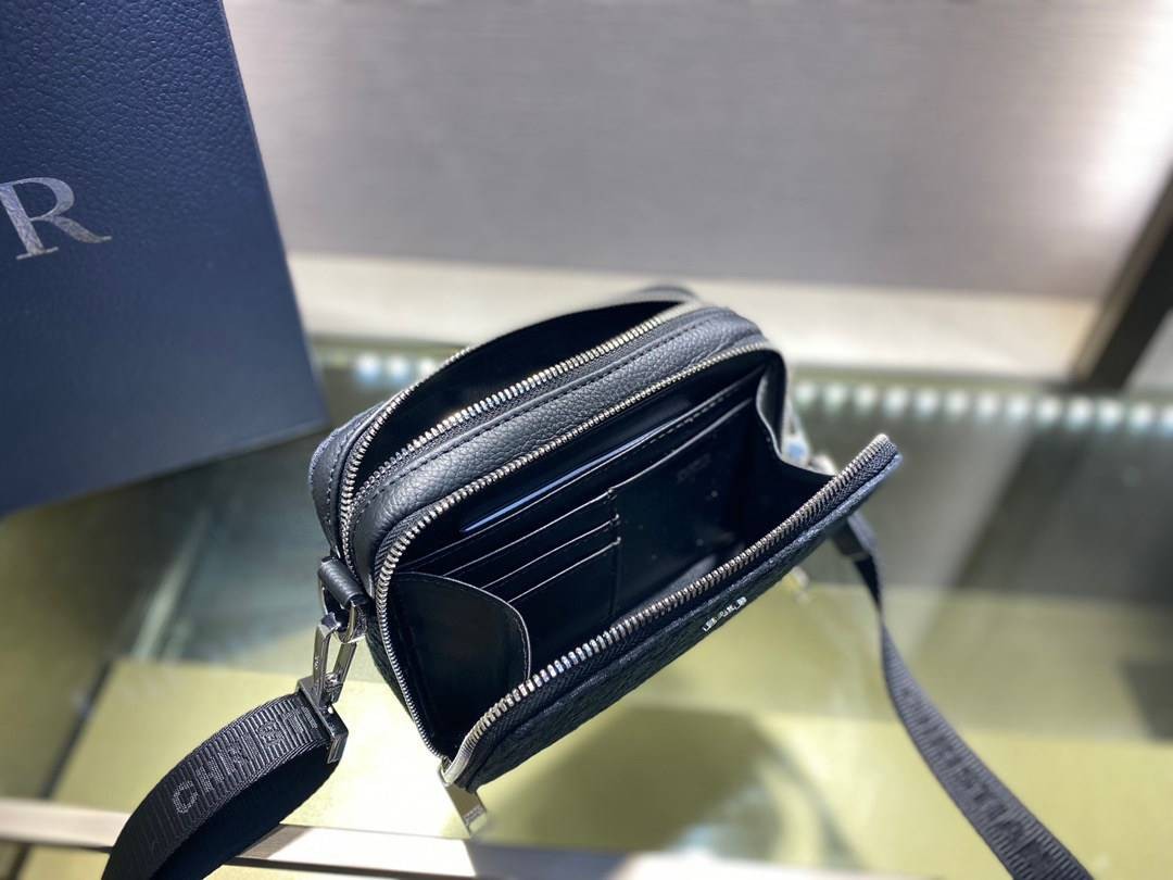หนังแท้ DIOR POUCH WITH SHOULDER STRAP Oblique Jacquard พร้อมส่งที่ไทย งานหนังแท้และผ้าแจ็คการ์ดออริจินอล ภาพสินค้าถ่ายจากงานขายจริง ใช้งานต่างประเทศได้