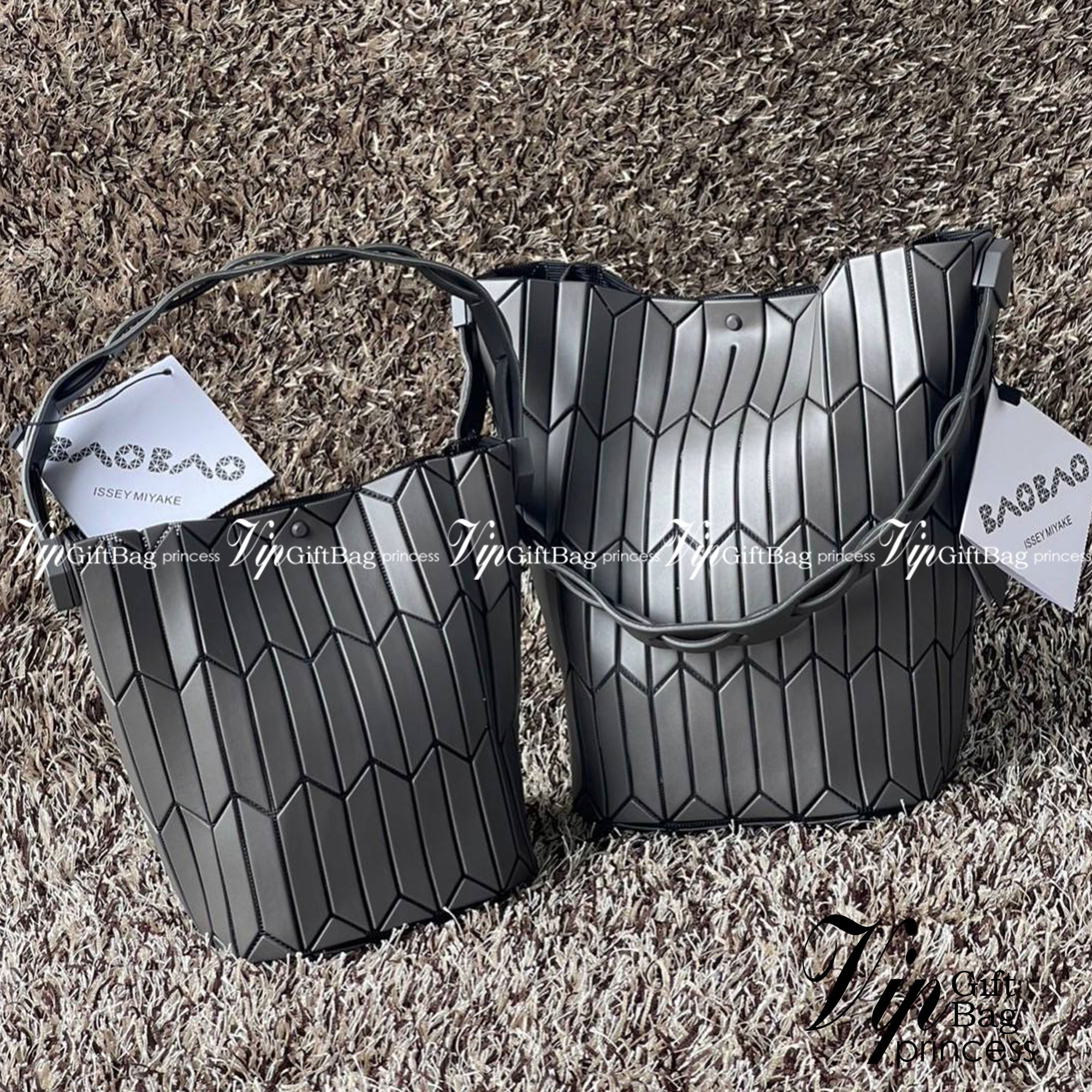 Large : Baobao Issey Miyake Large Bucket กระเป๋าบัคเก็ตขนาดใหญ่สามารถใช้ใส่ร่มพับได้หรือขวดน้ำขนาดเล็กได้ ซีรีย์ใหม่นี้มีจุดเด่นที่แผ่นรูปทรงสี่เหลี่ยมด้านขนานในแนวตั้ง เกิดเป็นรูปทรงสามมิติซึ่งแตกต่างไปจากรูปทรงที่เกิดขึ้นจากแผ่นสามเหลี่ยม หูหิ้วสามารถขย