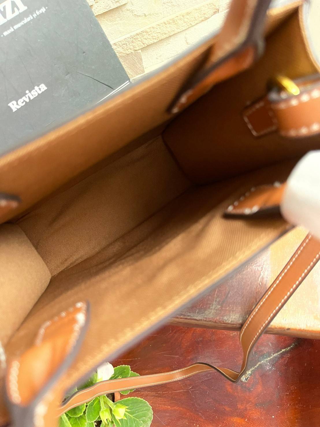 CELINE MINI VERTICAL CABAS IN TRIOMPHE CANVAS มีโลโก้ CELINE สกรีนอยู่ตรงกลาง ถือเป็นกระเป๋า Tote ที่ทำจากแคนวาสที่น่าสนใจมาก ๆ อีกรุ่นหนึ่ง และเป็นรุ่นที่ได้รับคำชื่นชมจากแฟชั่นกูรูทั้งหลายอีกด้วย หากใครที่อยากเป็นเจ้าของกระเป๋า Tote จาก CELINE สักใบ รุ่