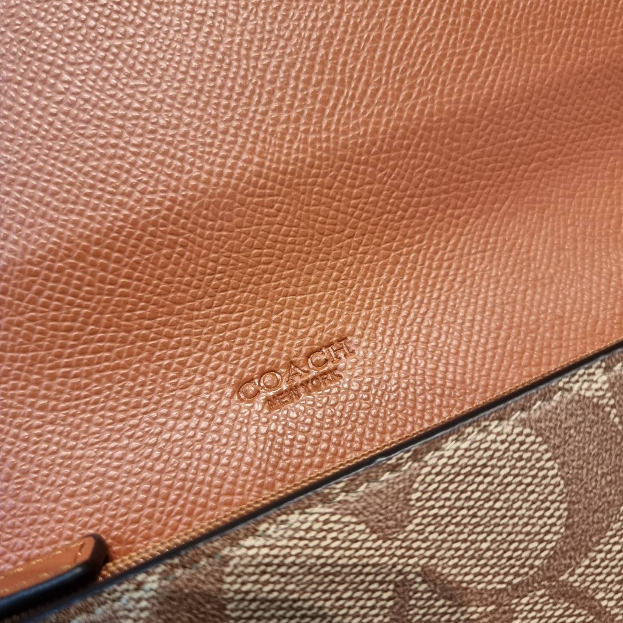 COACH F52601 POP SLIM ENVELOPE WALLET IN SIGNATURE รุ่นขายดี ขายหมด!! รุ่นหายาก!! เติมสต็อคจ้า!! กระเป๋าสตางค์รุ่นฝาพับ ดีไซน์เรียบหรู คลาสสิค ใช้งานง่ายและสะดวกมากๆ ด้วยซองซิปที่เสียบด้านหลัง ถอดแยกออกมาใช้ได้ หรือเอาออก พกกระเป๋าเดี่ยวๆก็ได้ ถือใบนี้ดูไ